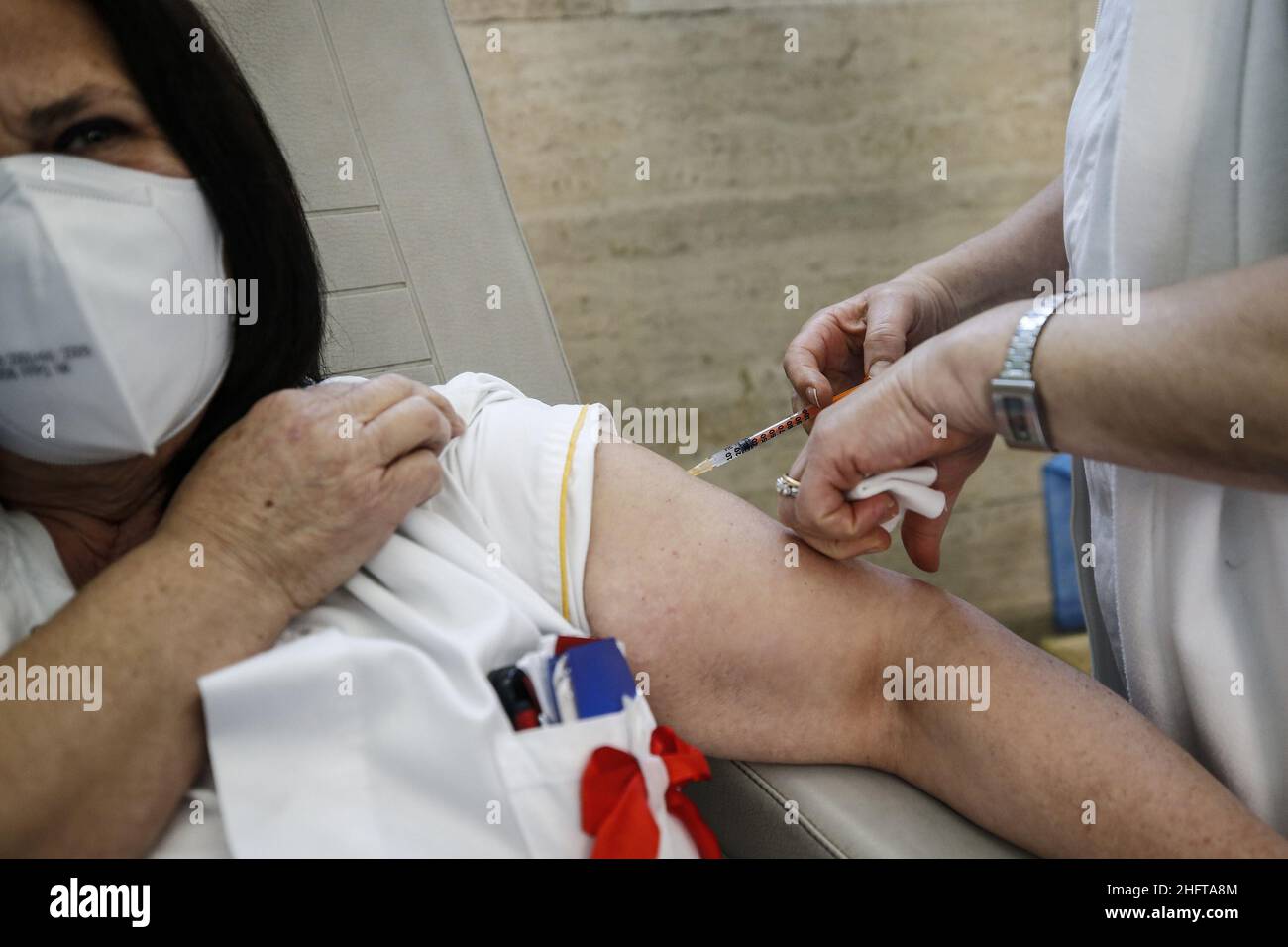 Cecilia Fabiano/Lapresse 04 janvier 2021 Roma (Italie) News: Don&#x2019;t stop à la campagne de vaccination contre le virus Covid 19 dans le pic : le personnel médical du centre de vaccination de l'hôpital Santo Spirito Banque D'Images