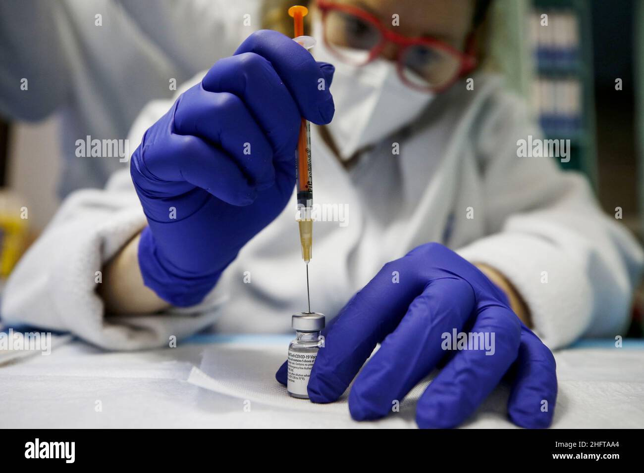 Cecilia Fabiano/Lapresse 04 janvier 2021 Roma (Italie) News: Don&#x2019;t stop à la campagne de vaccination contre le virus Covid 19 dans le pic : le personnel médical du centre de vaccination de l'hôpital Santo Spirito Banque D'Images