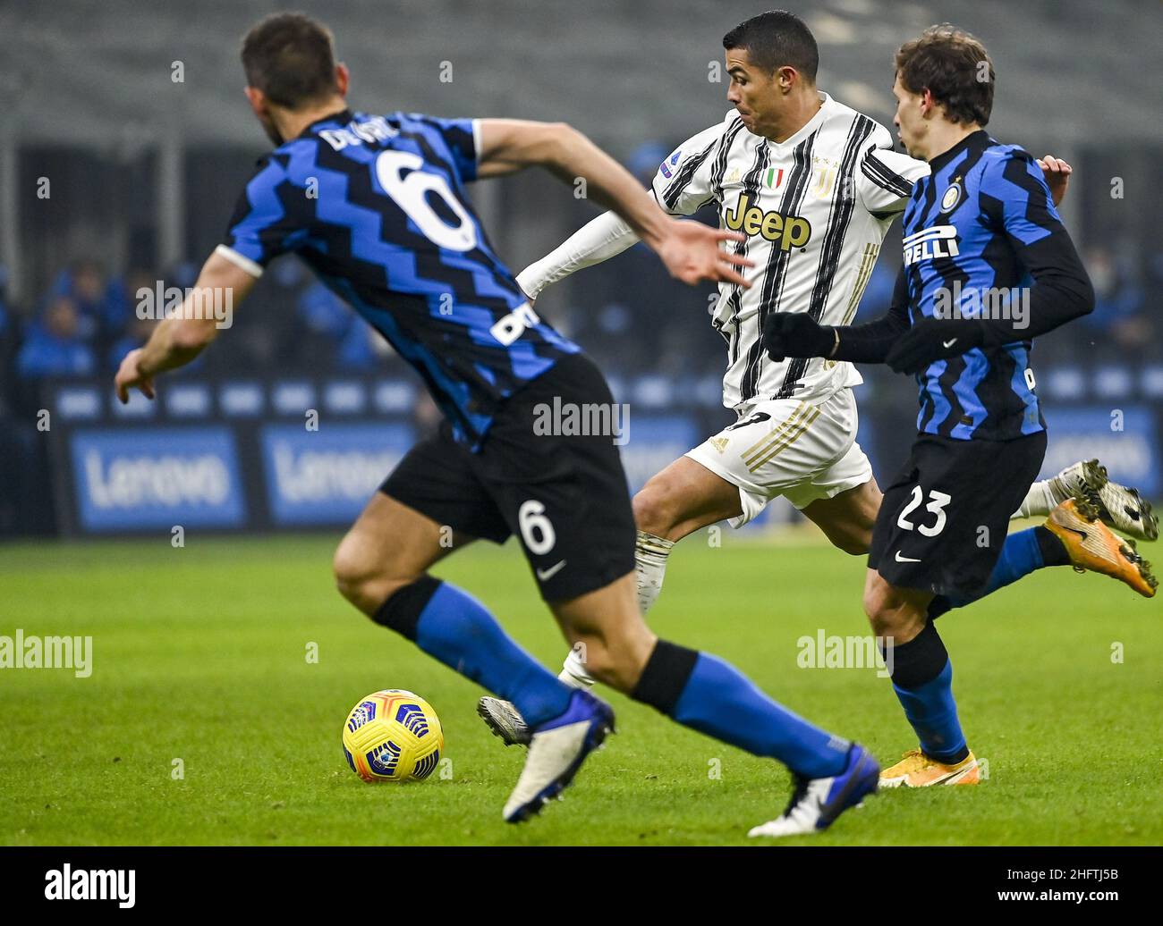 Marco Alpozzi/Lapresse 17 janvier 2021 Milan, Italie sport football Inter vs Juventus - Italien football Championship League A TIM 2020/2021 - Stadio Giuseppe Meazza dans le pic: Stefan de Vrij (FC Internazionale Milano); Cristiano Ronaldo (Juventus F.C.); Nicolo Barella (FC Internazionale Milano); Banque D'Images