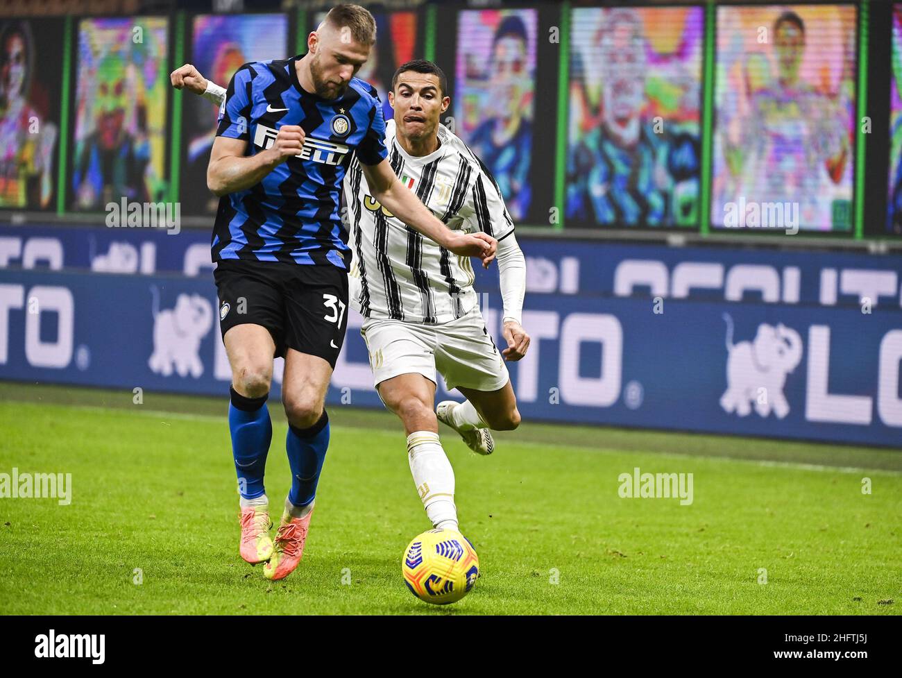 Marco Alpozzi/Lapresse 17 janvier 2021 Milan, Italie sport football Inter vs Juventus - Italien football Championship League A TIM 2020/2021 - Stadio Giuseppe Meazza dans le pic: Milan Skriniar (FC Internazionale Milano); Cristiano Ronaldo (Juventus F.C.); Banque D'Images