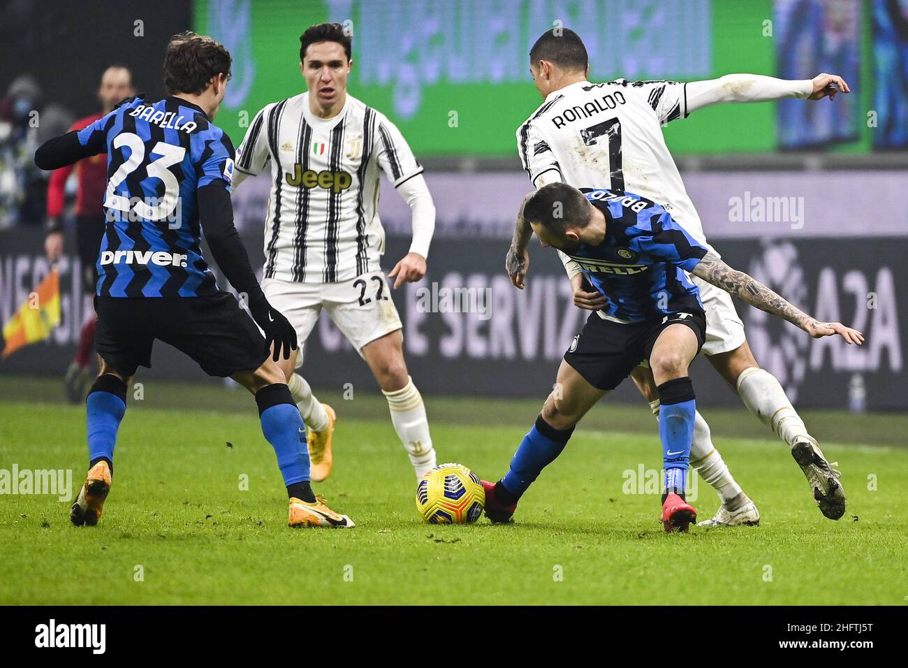 Marco Alpozzi/Lapresse 17 janvier 2021 Milan, Italie sport football Inter vs Juventus - Italian football Championship League A TIM 2020/2021 - Stadio Giuseppe Meazza dans le pic: Nicolo Barella (FC Internazionale Milano); Federico Chiesa (Juventus F.C.);Cristiano Ronaldo (Juventus F.C.);Milan Skrinaziar (FC Milano); FC Internazionale) Banque D'Images