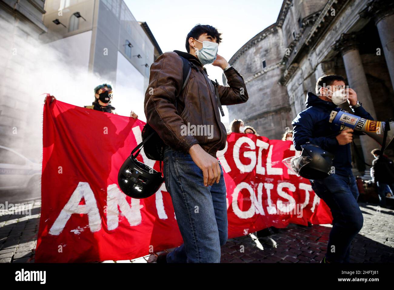 Cecilia Fabiano/Lapresse 18 janvier 2021 Roma (Italie) Actualités: À l'occasion de la réouverture des écoles, de nombreux étudiants ont organisé des manifestations pour souligner l'absence d'interventions organisationnelles et structurelles dans le pic : manifestation d'étudiants au Panthéon Banque D'Images