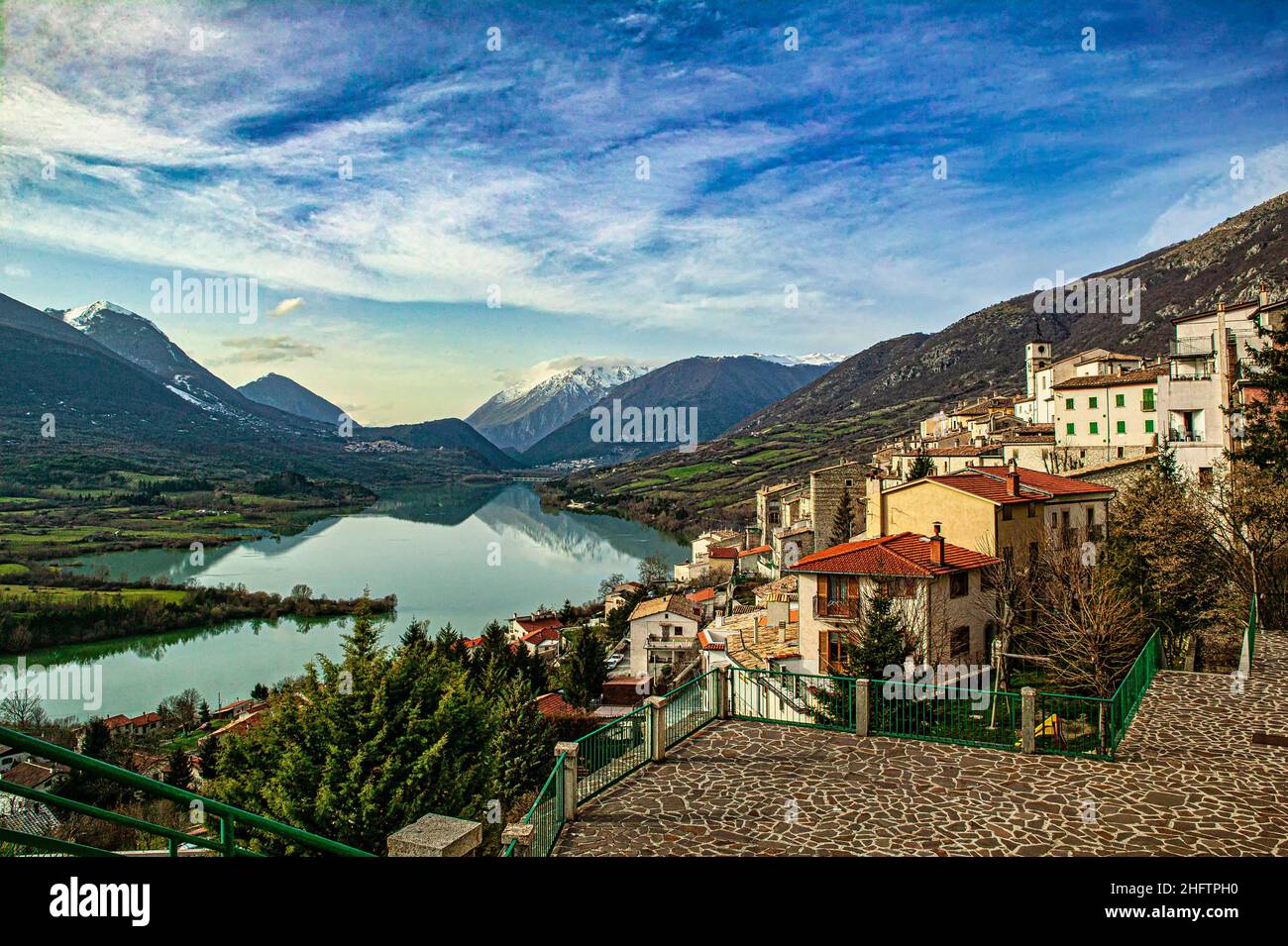 Point de vue sur le lac de Barrea et les montagnes des Abruzzes, du Latium et du parc national Molise depuis l'ancien village de Barrea.Abruzzes Banque D'Images