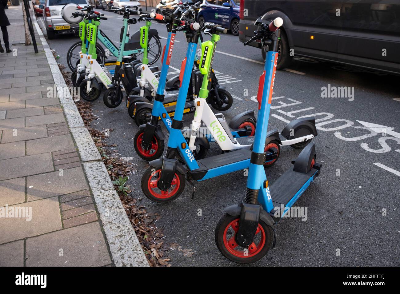 Différentes marques d'eScooters le 14th janvier 2022 à Londres, Royaume-Uni.Un système de partage de scooter est un service de transport partagé dans lequel des scooters électriques motorisés, également appelés e-trottinettes, sont mis à disposition pour les locations à court terme.Les trottinettes électroniques sont généralement sans quai, ce qui signifie qu'elles n'ont pas d'emplacement fixe et qu'elles sont déposées et récupérées à certains endroits de la zone de service. Banque D'Images