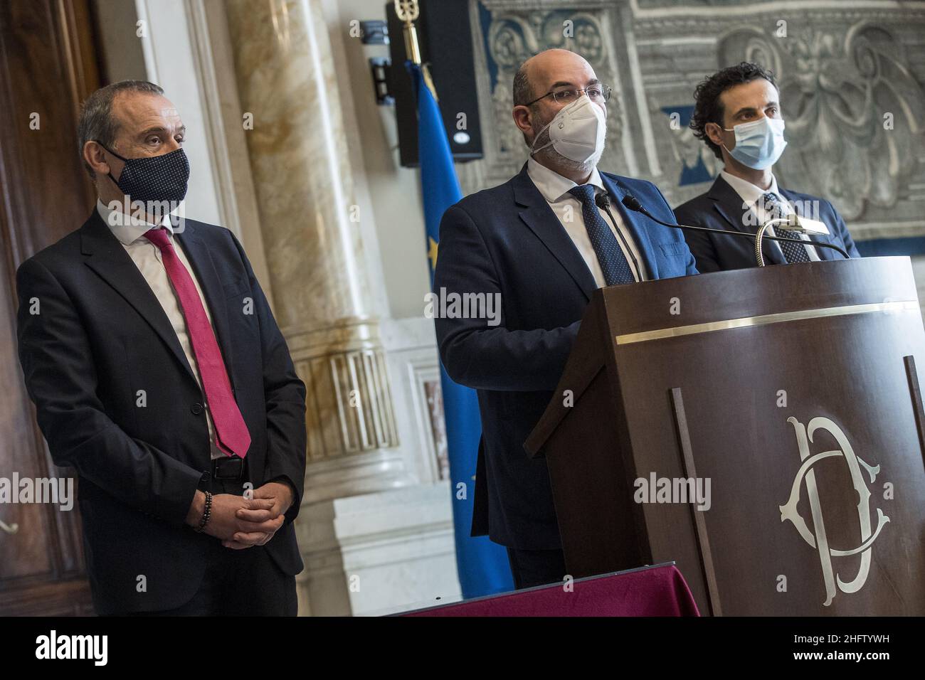 Foto Roberto Monaldo / Lapresse 06-02-2021 Roma Politica Camera dei Deputati - Consultazioni del presidente del Consiglio incaricato Mario Draghi Nella foto Ettore Licheri, Vito Crimi, Davide Crippa 06-02-2021 Rome (Italie) Chambre des députés - consultations du Premier ministre désigné Mario Draghi dans le pic Etteri, Andrea Citore Licheri, Andrea CitroreVito Crimi Banque D'Images