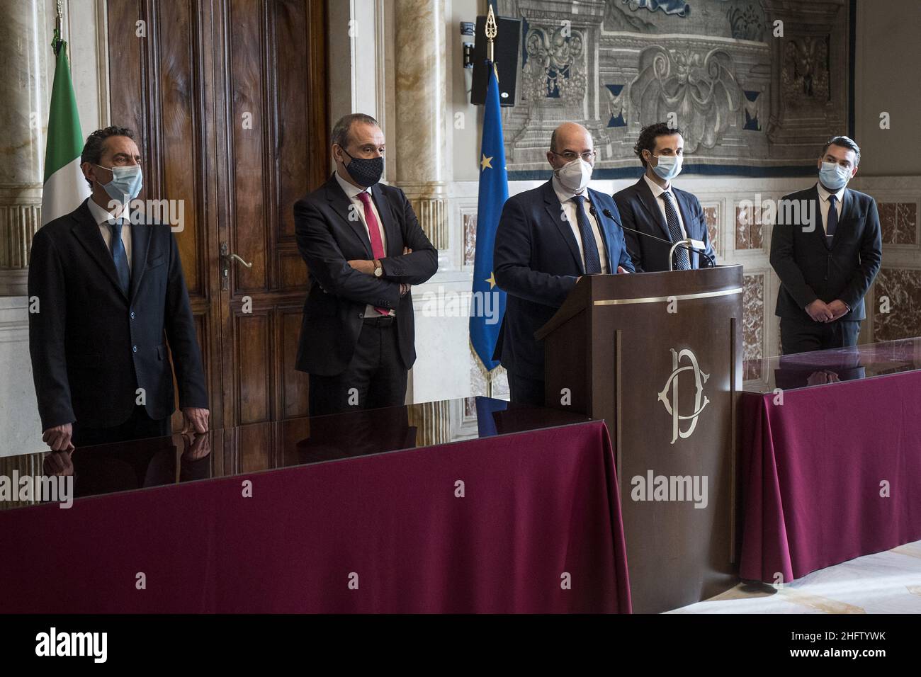 Foto Roberto Monaldo / Lapresse 06-02-2021 Roma Politica Camera dei Deputati - Consultazioni del presidente del Consiglio incaricato Mario Draghi Nella foto Andrea Cioffi, Ettore Licheri, Vito Crimi, Davide Crippa,Riccardo Ricciardi 06-02-2021 Rome (Italie) Chambre des députés - consultations du Premier ministre désigné Mario Draghi sur le pic Andrea Cioffi, Ettore Licheri, Vito Crimi, Davide Crippa, Riccardo Ricciardi Banque D'Images