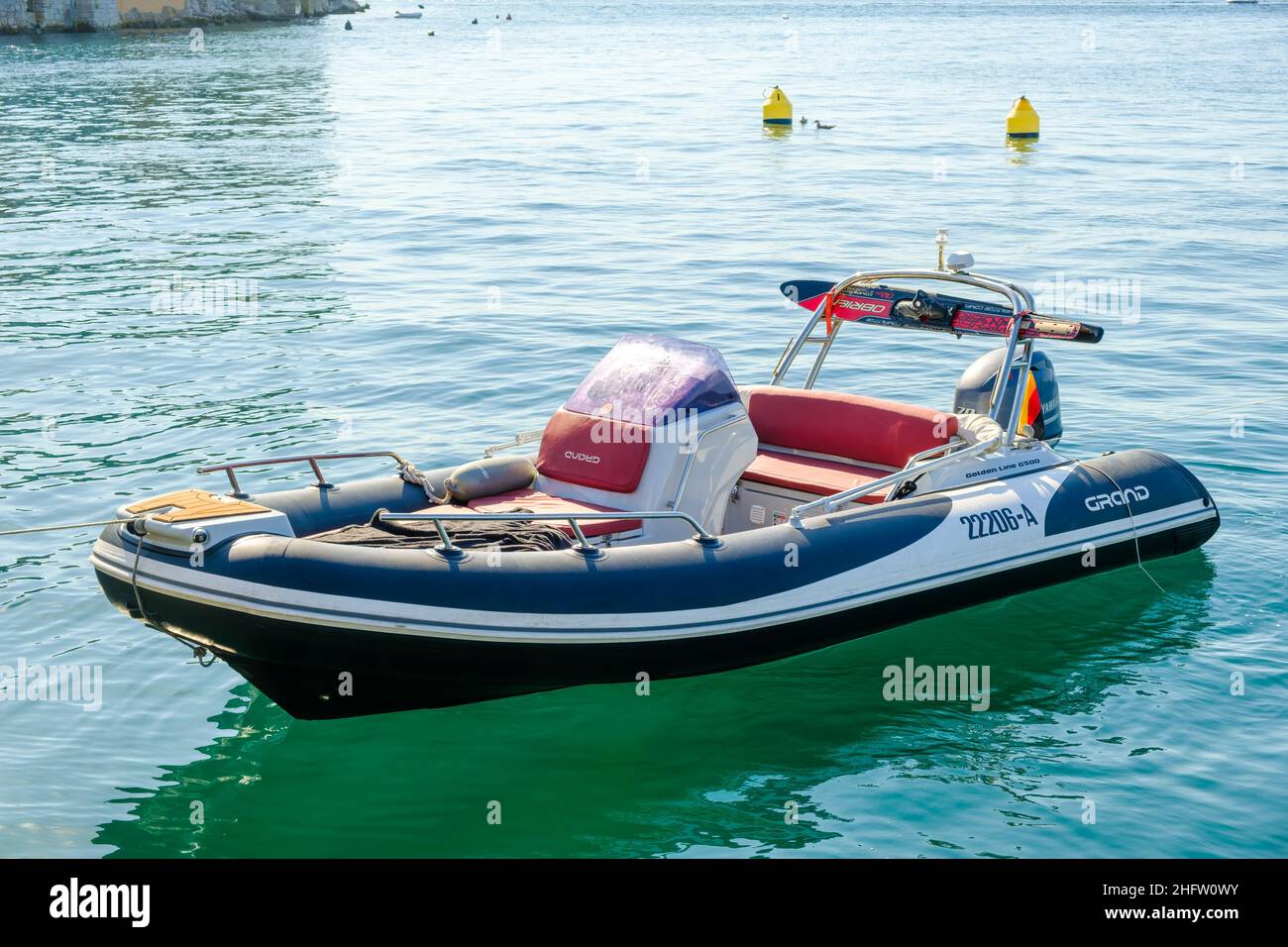 Bateau à moteur amarré à la marina, janvier 2022, Rovinj, Croatie. Banque D'Images