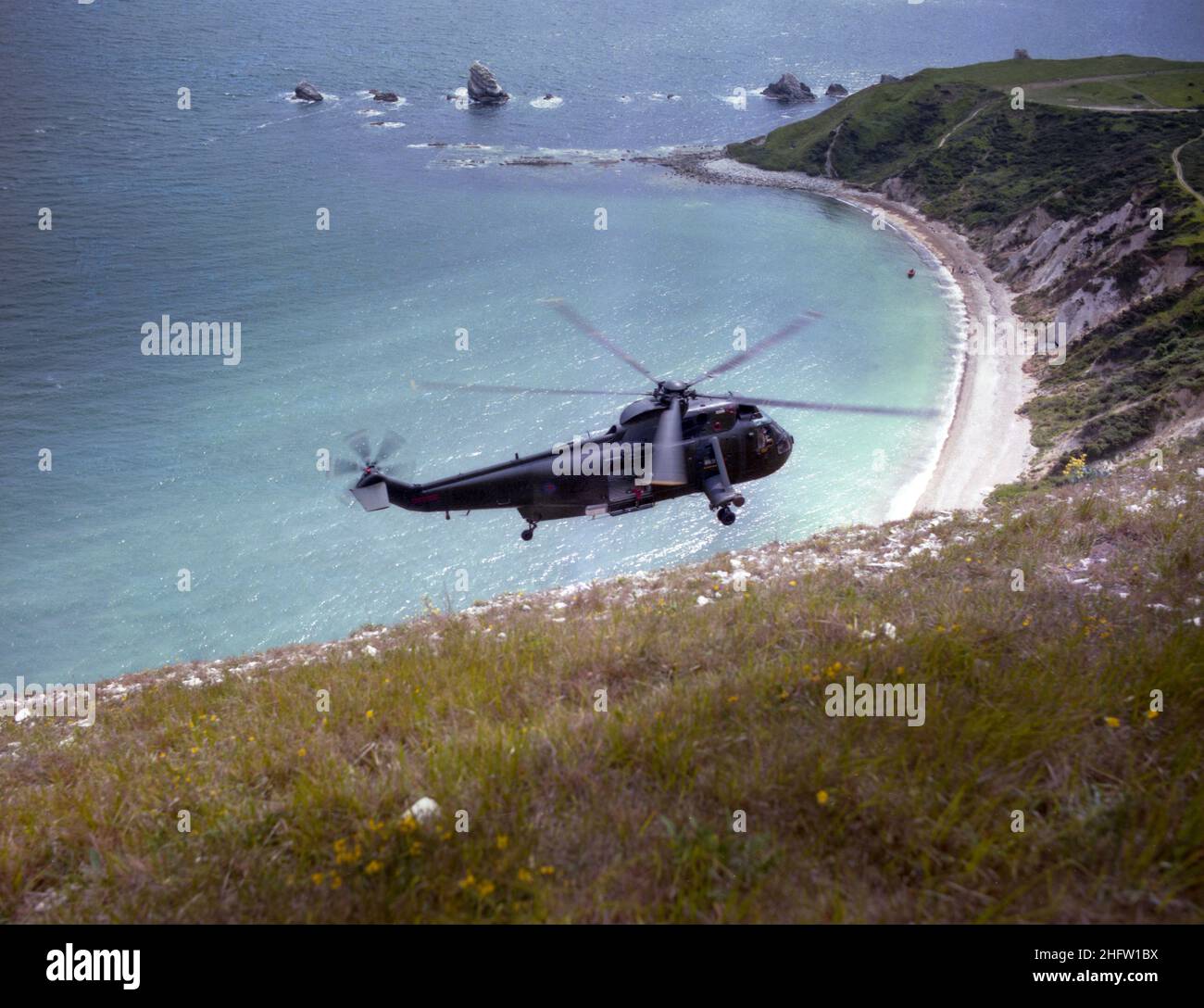 Un hélicoptère Sea King HC.4 de la Marine royale étant exploité dans le rôle de recherche et de sauvetage (SAR) par le 772 Escadron naval de l'air basé au RNAS Portland à la fin de 1980s.Le Mk4 tel qu'il était connu en service a été exploité de 1988 à 1995 lorsque l'escadron a été dissous. Banque D'Images