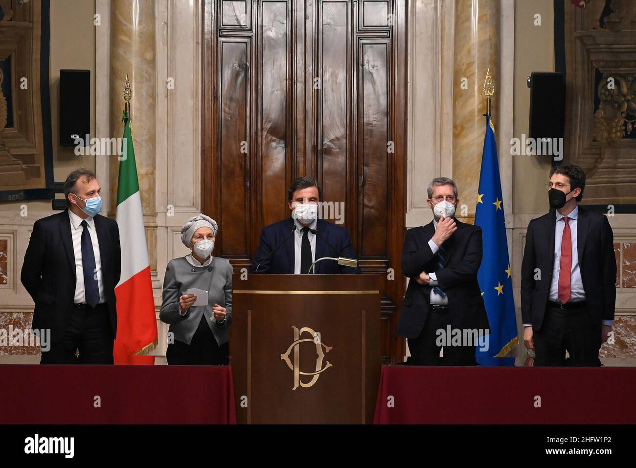 Foto Fabrizio Corradetti/Lapresse/POOL Ansa08 febbraio 2021 Roma, Italia Politica Seconda tornata delle consultazioni tra il premier incaricato Mario Draghi e i gruppi parlamentariNella foto:Azione, +Europa e Radicali - Riccardo Magi, Benedetto Della Vedova, Emma Bonino, Matteo Richetti e Carlo CalendaPhoto Fabrizio Corradetti/Lapresse/POOL AnsaFevrier 08, 2021 Rome (Italie) politique le Premier désigné Mario Draghi entame une nouvelle série de consultations avec les partis politiques italiens sur la formation d'un nouveau gouvernement soutenu par le pic.Azione, +Europa e Radicali - Riccardo Magi, Benedetto Banque D'Images