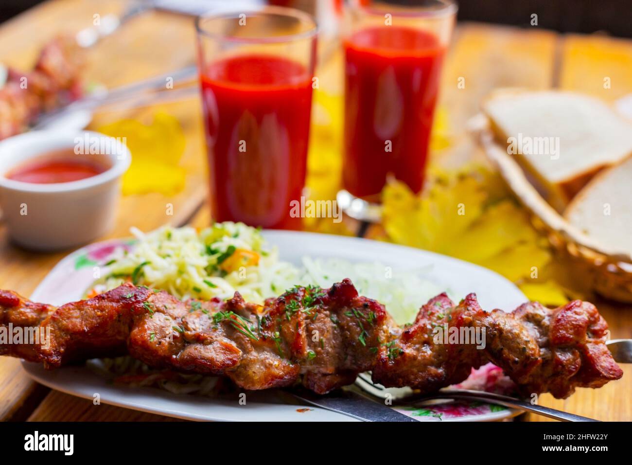 Shashlik de porc grillé avec oignons marinés et jus de tomate.L'automne encore la vie dans un style rustique. Banque D'Images