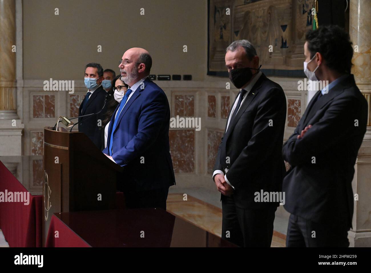 Foto Alessandro Di Meo/POOL Ansa/Lapresse 09 febbraio 2021 Roma, Italia Politica Seconda tornata delle consultazioni tra il premier incaricato Mario Draghi e i gruppi parlamentariNella foto:Andrea Cioffi, Ettore Licheri, Vito Crimi, Davide Crippa (Movimento 5 Stelle)photo Alessandro Di Meo/POOL Ansa/LaPresseFevrier 09, 2021 Rome (Italie) politique le Premier désigné Mario Draghi entame une nouvelle série de consultations avec les partis politiques italiens sur la formation d'un nouveau gouvernement largement soutenu.5 étoiles Moviment délague Andrea Cioffi, Ettore Licheri, Ilaria Fontana Vito Crimi, Davide Banque D'Images