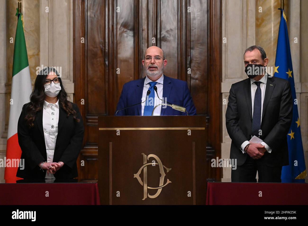 Foto Alessandro Di Meo/POOL Ansa/Lapresse 09 febbraio 2021 Roma, Italia Politica Seconda tornata delle consultazioni tra il premier incaricato Mario Draghi e i gruppi parlamentariNella foto:Andrea Cioffi, Ettore Licheri, Vito Crimi, Davide Crippa (Movimento 5 Stelle)photo Alessandro Di Meo/POOL Ansa/LaPresseFevrier 09, 2021 Rome (Italie) politique le Premier désigné Mario Draghi entame une nouvelle série de consultations avec les partis politiques italiens sur la formation d'un nouveau gouvernement largement soutenu.5 étoiles Moviment délague Andrea Cioffi, Ettore Licheri, Ilaria Fontana Vito Crimi, Davide Banque D'Images