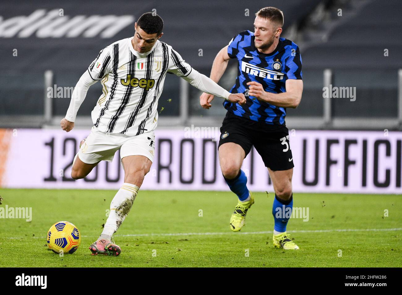 Marco Alpozzi/Lapresse 09 février 2021 Turin, Italie sport football Juventus vs Juventus -Italian Cup 2020/2021 semi finale LEG 2 de 2 - Allianz Stadium in the pic: Cristiano Ronaldo (Juventus F.C.);Milan Skriniar (FC Internazionale Milano); Banque D'Images