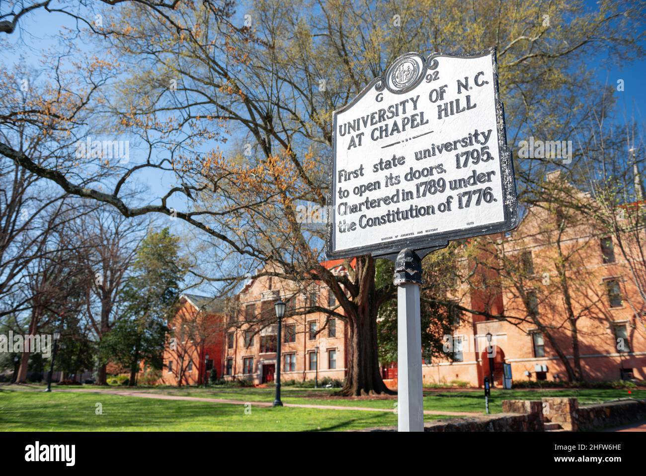 CHAPEL HILL, CAROLINE DU NORD - 28 AVRIL 2015 : campus et panneau de Chapel Hill. Banque D'Images
