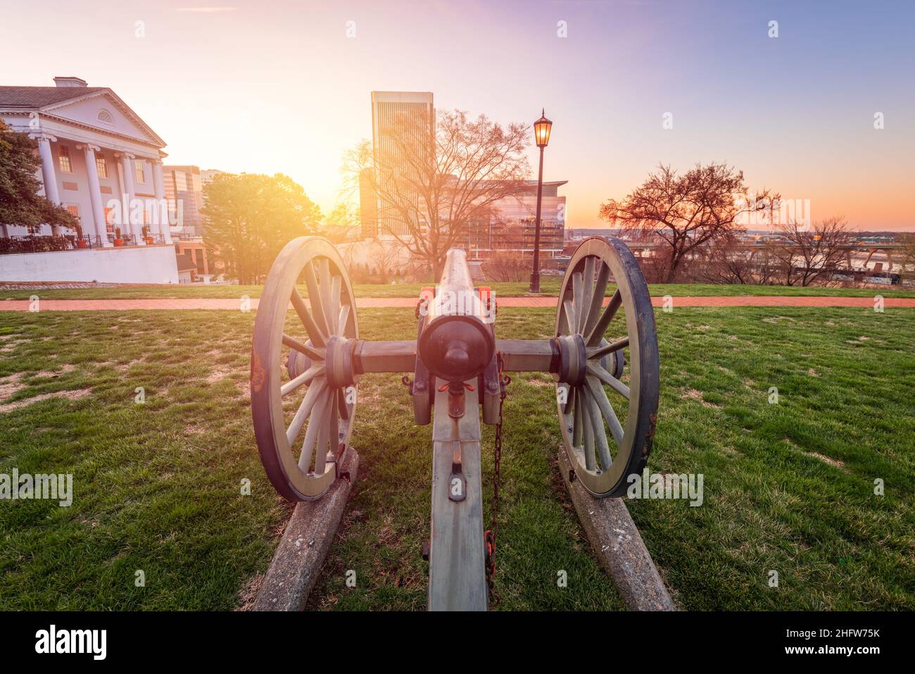 Historique Richmond, Virginie, États-Unis avec un vieux canon à l'aube. Banque D'Images