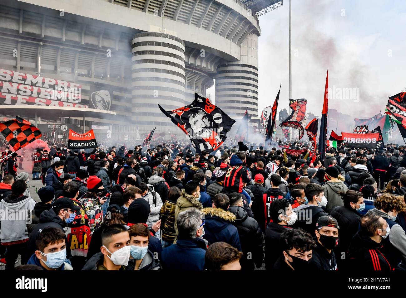 Lapresse - Claudio Furlan FEBRARY 21, 2021 - Milan (Italie) Sport Soccer Derby Milan - Inter dans la photo: Les fans de Milan réagissent pendant que le bus d'équipe passe devant le stade avant le match Banque D'Images