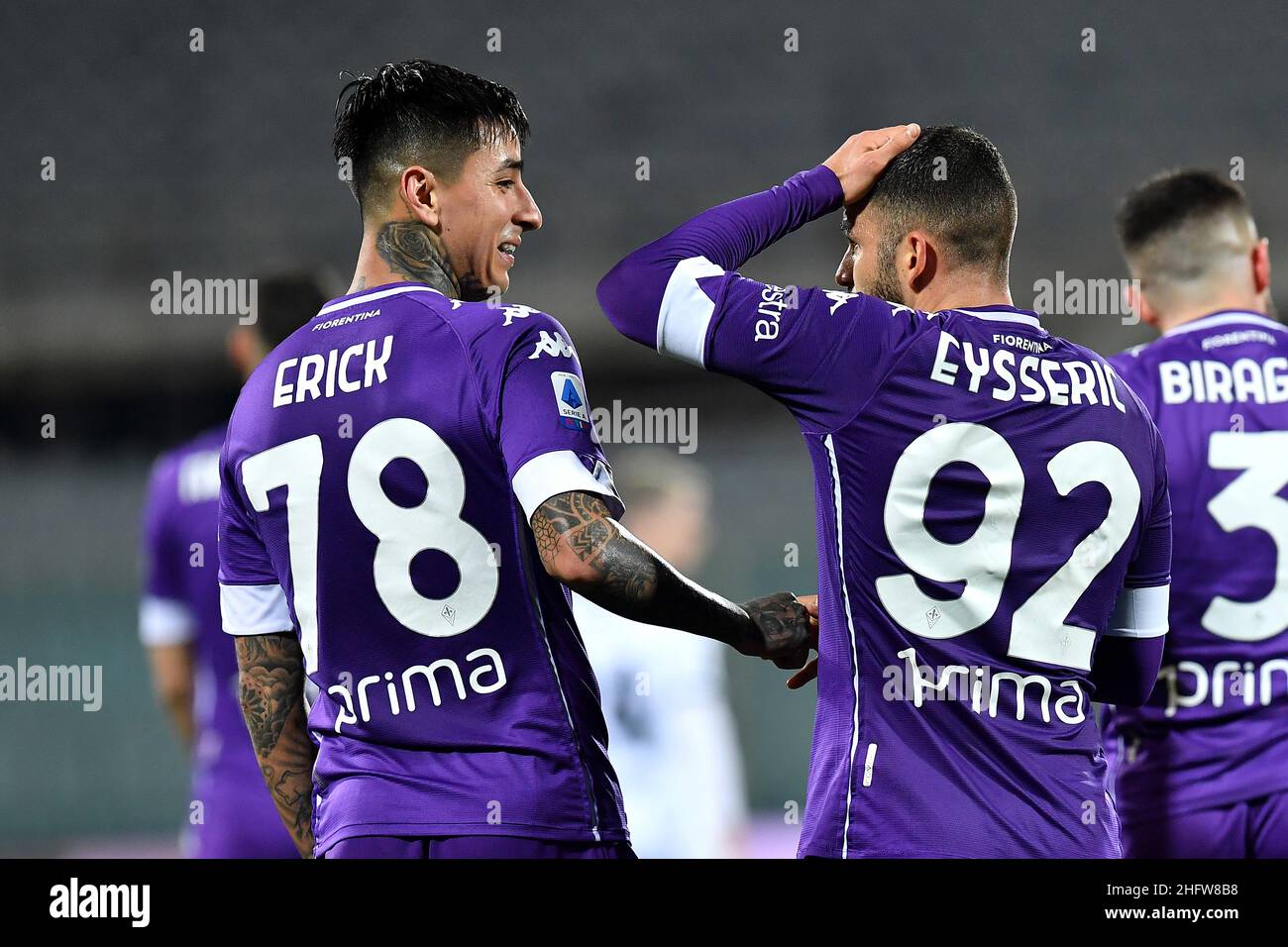 Lapresse - Jennifer Lorenzini 19 février 2021 Firenze (Italie) Sport Soccer Fiorentina - Spezia Italian football Championship League A TIM 2020/ 2021 - 'Artemio Franchi' Stadium in the pic: Valentin Eysseric, Erick Pulgar célèbre après avoir score au but 3-0 Banque D'Images