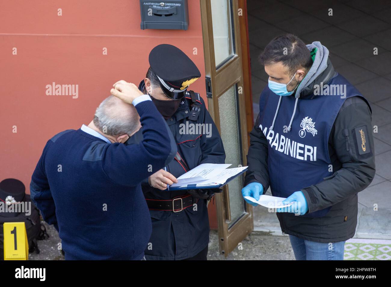 Lapresse/Filippo Rubin 22 février 2021 Bondeno (Italie) nouvelles - Rossella Placati assassinée dans sa maison à Bondeno, Ferrara, Italie dans le cadre du cpcc: carabinieri&#x2019;s investigations scientifiques Banque D'Images