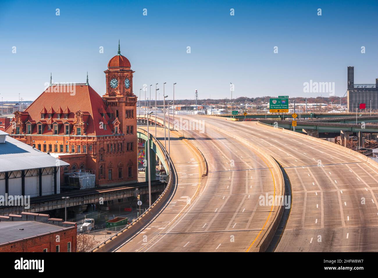 Richmond, Virginie, États-Unis à la gare historique de main Street Station et l'Interstate 95 dans la journée. Banque D'Images