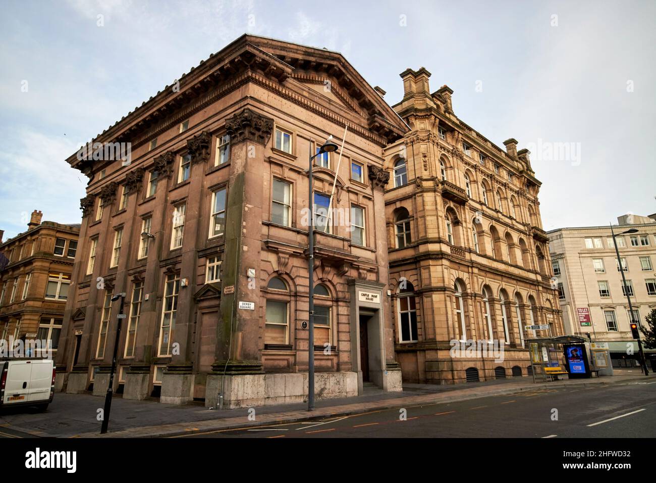 maison de douves du château ancienne banque du nord et du sud du pays de galles à côté de l'ancien bâtiment de banque d'alliance derby Square Liverpool Angleterre construit sur le site de la Banque D'Images