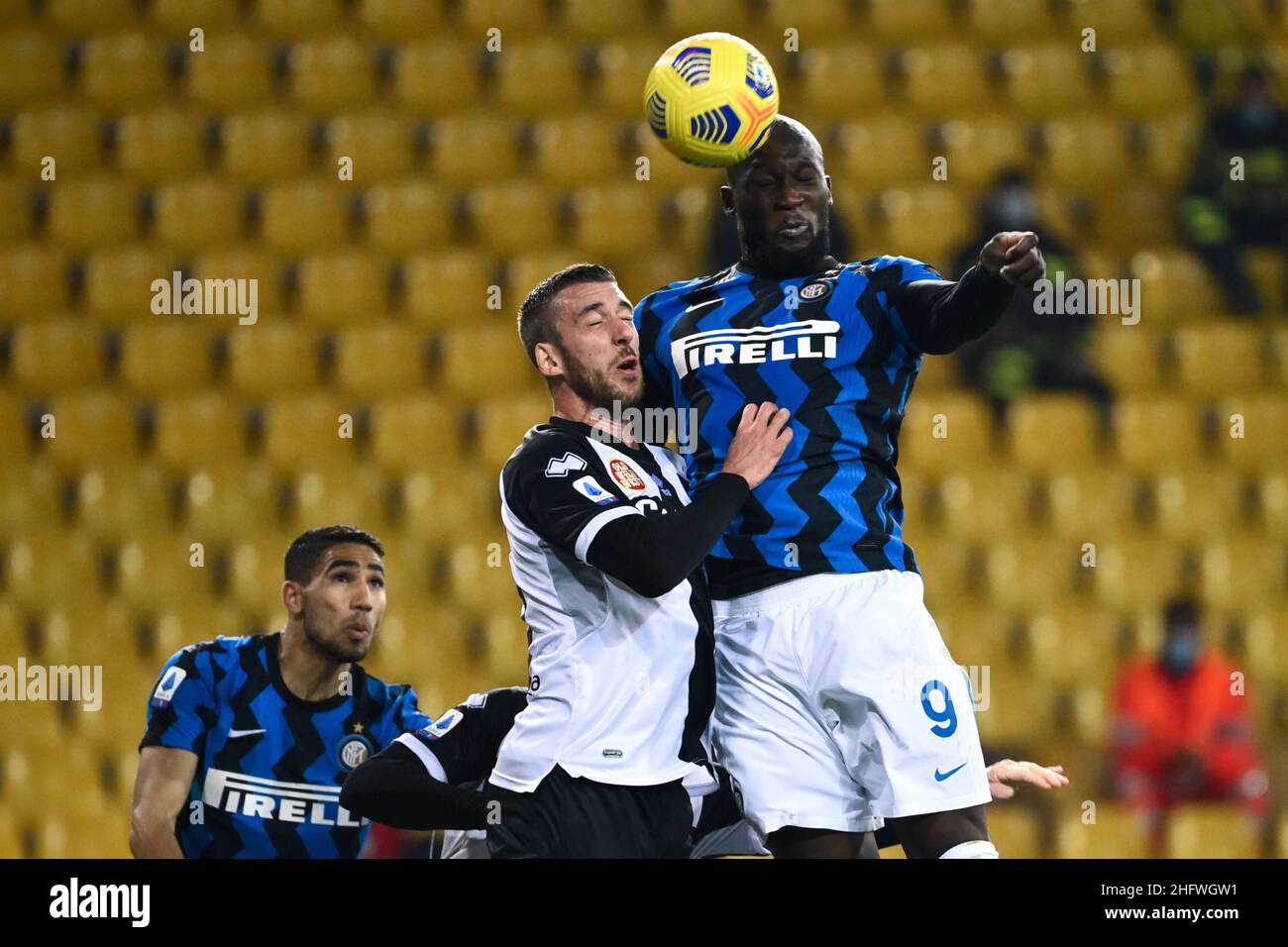 Massimo Paolone/Lapresse 4 mars 2021 Parme, Italie football Parme vs Inter - Italien football Championship League A TIM 2020/2021 - Stade Ennio Tardini dans le pic: Romelu Lukaku (FC Internazionale Milano) concurrence pour le ballon avec Mattia Bani (Parme Calcio) Banque D'Images