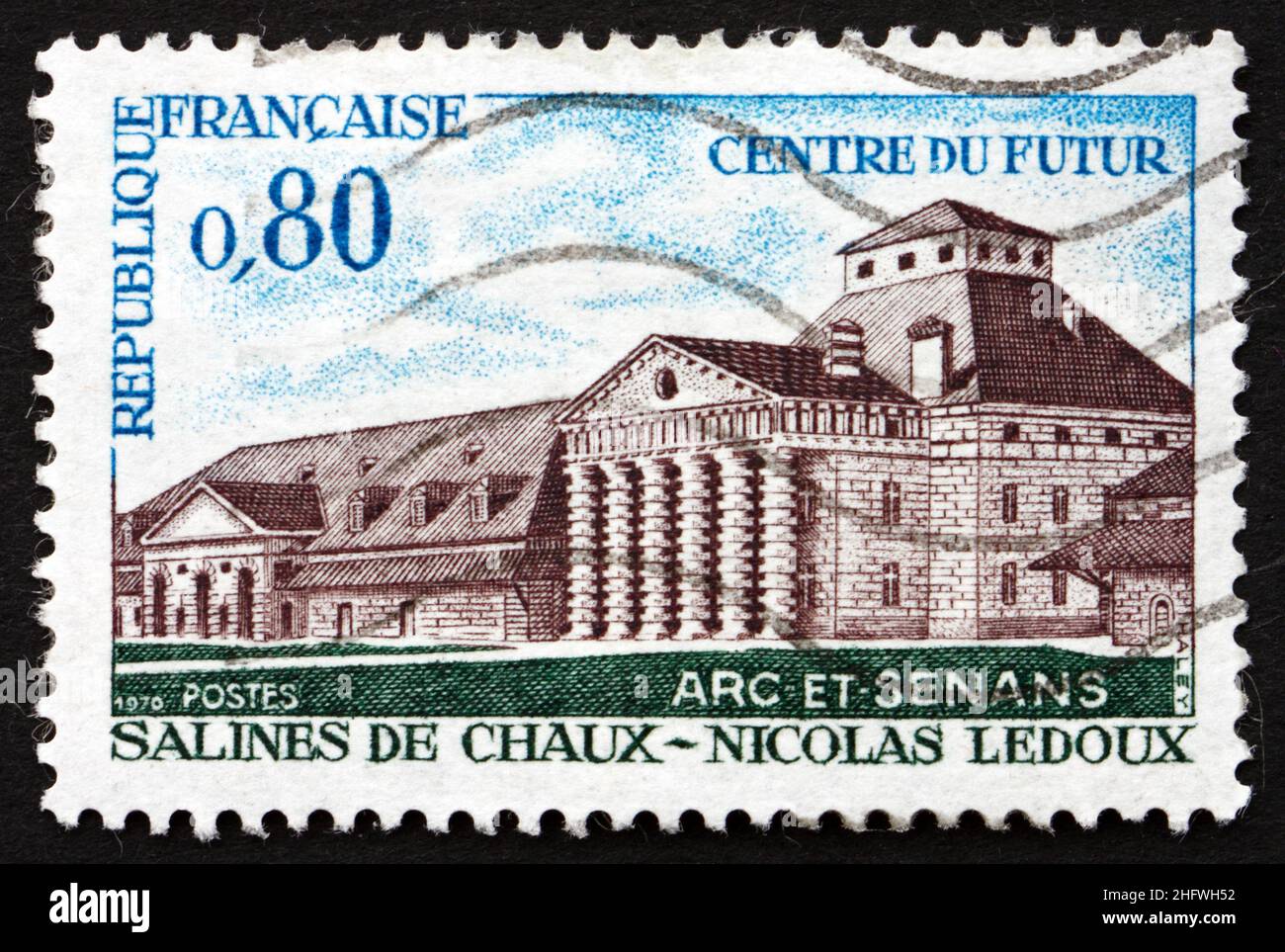 FRANCE - VERS 1970 : un timbre imprimé en France montre les oeuvres royales de sel, Arc-et-Senas, la restauration des bâtiments du 18th siècle, par Claude Nicolas Banque D'Images