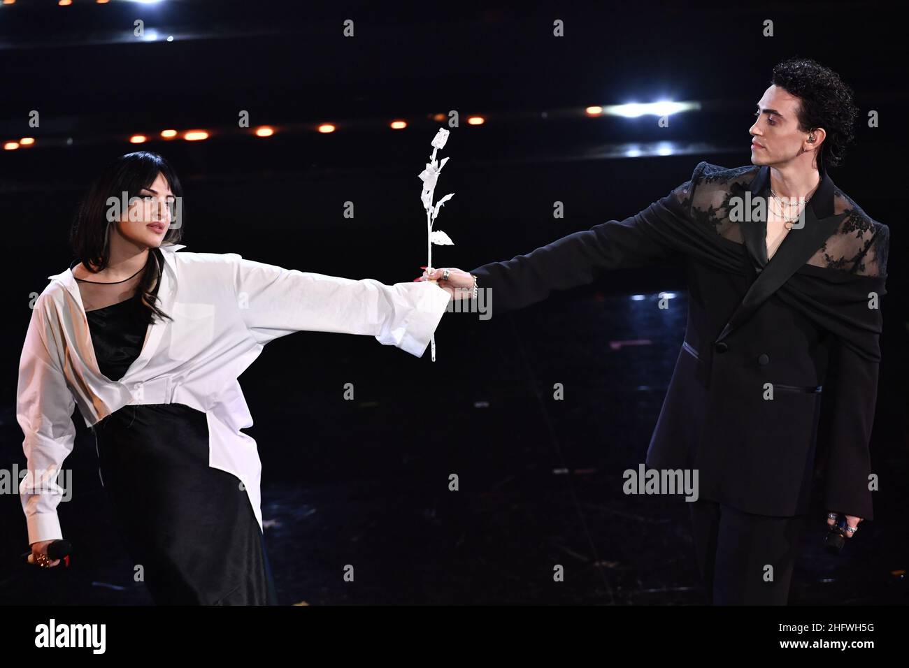 Foto Matteo Rasero/Lapresse 04 Marzo 2021 Sanremo, Italia Spittacolo Festival di Sanremo 2021, terza serata Nella foto: Michele Bravi, Arisa photo Matteo Rasero/Lapresse 04 mars 2021 Sanremo, Italie Entertainment Sanremo Music festival 2021, troisième soirée sur la photo: Michele Bravi, Arisa Banque D'Images