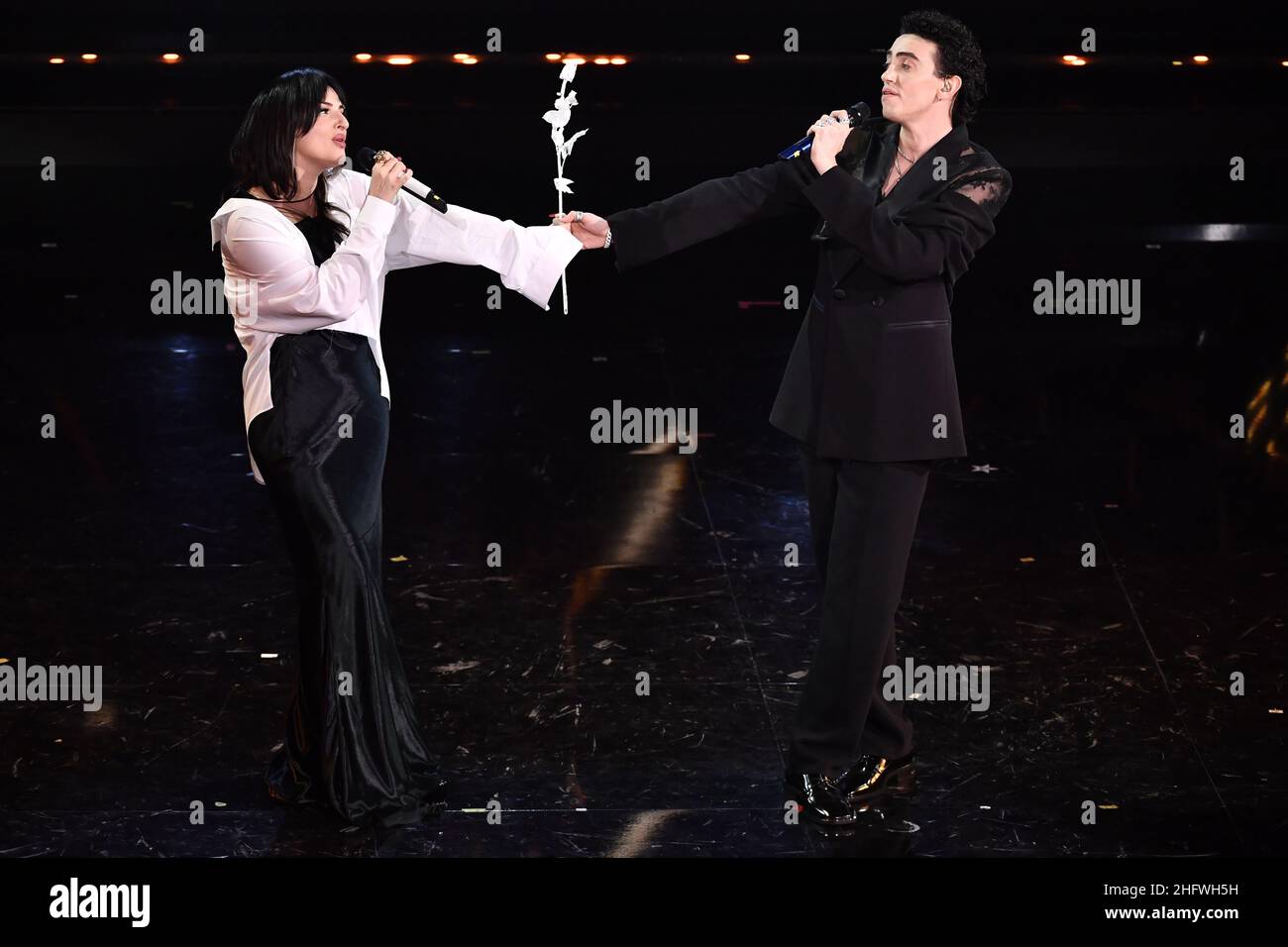 Foto Matteo Rasero/Lapresse 04 Marzo 2021 Sanremo, Italia Spittacolo Festival di Sanremo 2021, terza serata Nella foto: Michele Bravi, Arisa photo Matteo Rasero/Lapresse 04 mars 2021 Sanremo, Italie Entertainment Sanremo Music festival 2021, troisième soirée sur la photo: Michele Bravi, Arisa Banque D'Images