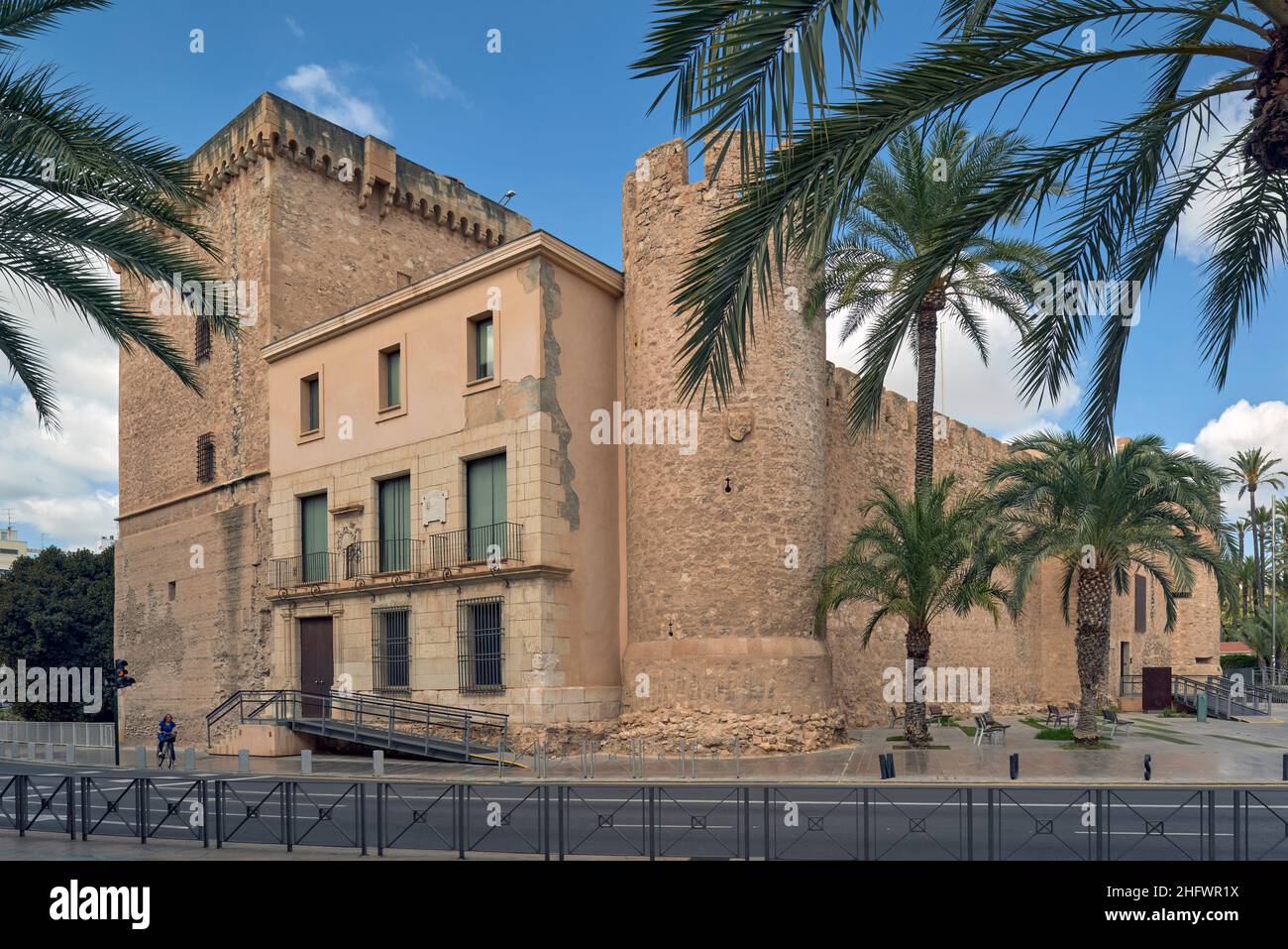 Musée, alcázar ou château-palais du 15th siècle, sur un précédent des comtes d'Altamira avec des tours incurvées sur ses façades, Elche, Espagne Banque D'Images