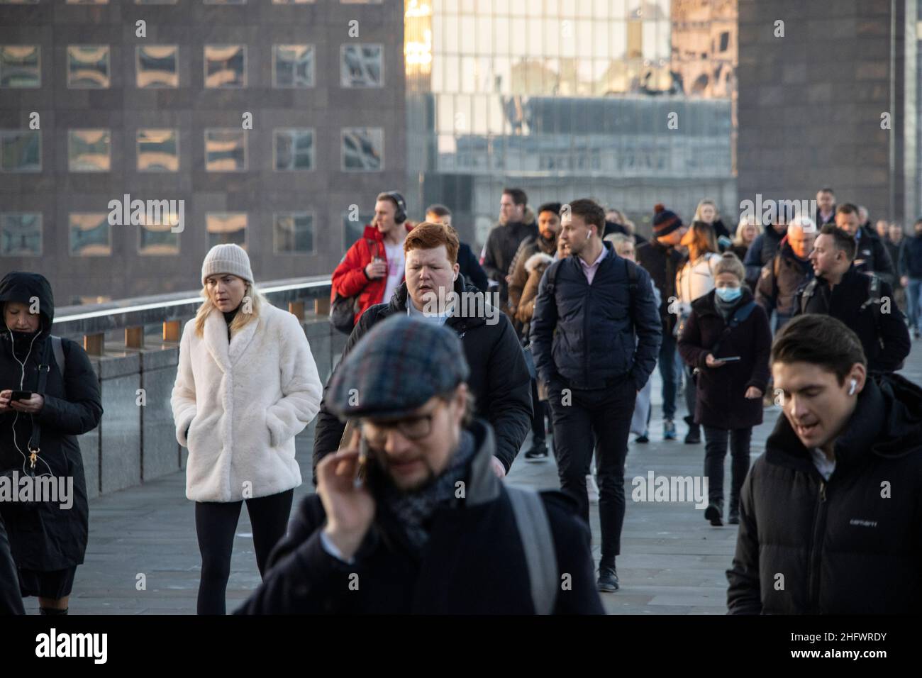 Les navetteurs de Londres se rendent dans la City de Londres le matin d'un hiver, tandis que le soleil se lève et que les travailleurs retournent à leur bureau, le 2022 janvier Banque D'Images