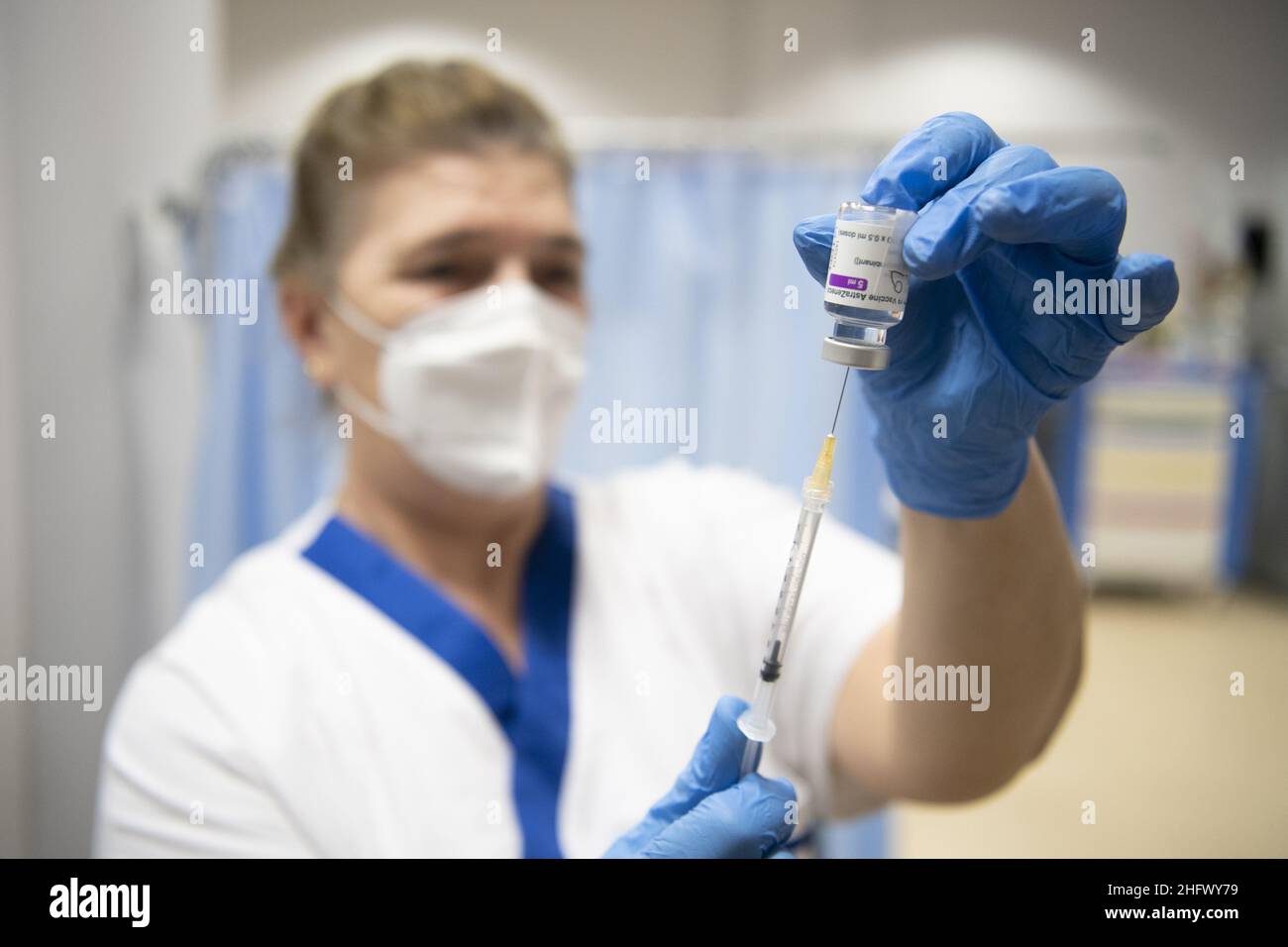 Marco Alpozzi - Lapresse Mars, 19 2021 Turin (Italie) Actualités l'administration du vaccin anti-Covid 19 AstraZeneca reprend après l'approbation de l'EMA (Agence européenne des médicaments) dans le cadre du pic: Un travailleur médical prépare une dose d'Astra-Zeneca Banque D'Images