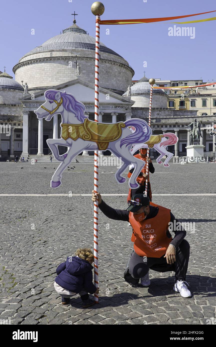 Foto Fabio Sasso/LaPresse 26/03/2021 Napoli - ItaliaCronacaNapoli, manifestement circensi contro le chiusure per il coronavirus sur la Piazza del Plebiscito di fronte alla Prefettura di NlockoliNella foto: un momeno della proteStaPhoto LaPresse - Fabio Sasso26/03/2021 - Naples (Italie)NewsIn manifestation contre les travailleurs de Piazza del Plebiscito:un moment de protestation Banque D'Images