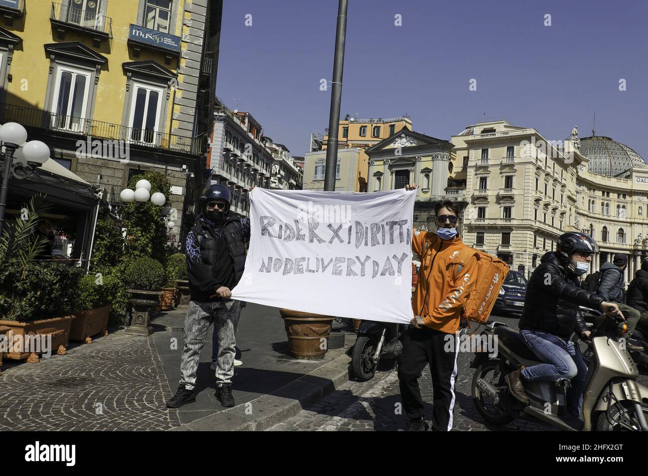 Foto Fabio Sasso/Lapresse 26/03/2021 Napoli - ItaliaCronacaNapoli, manifestement riders del livraison de nourriture per il miglioramento delle condizioni lavorativeNella foto: un momeno della proteStaPhoto Lapresse - Fabio Sasso26/03/2021 - Naples (Italie)NewsFood livraison conditionmanifestation pour l'amélioration du travail des cavaliers dans le moment de protestation Banque D'Images