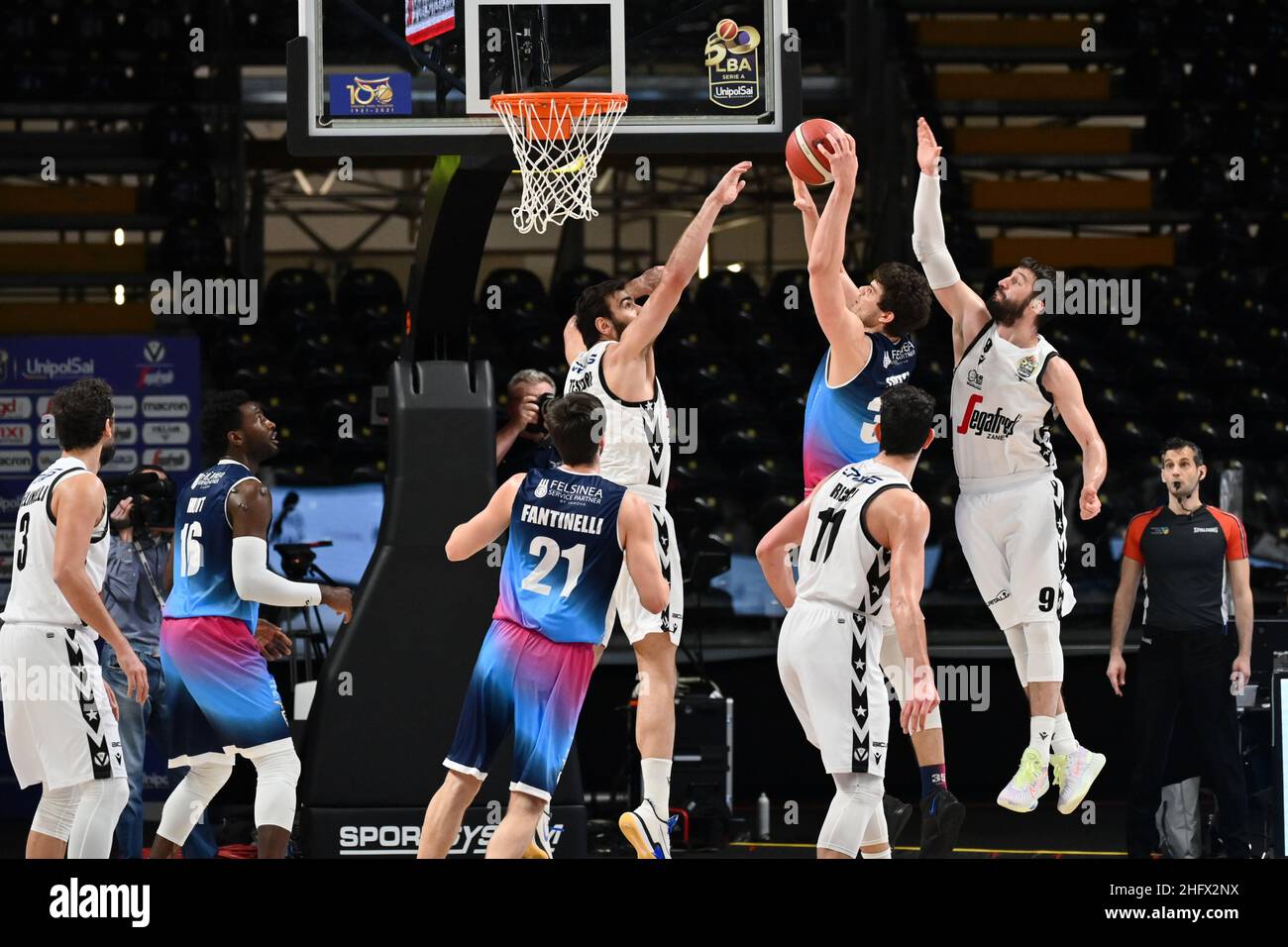 Massimo Paolone/Lapresse 28 mars 2021 Bologna, Italie panier sport Virtus Bologna vs Fortitudo Bologna - LBA Serie A UnipolSai - Virtus Arena in the pic: Leonardo Tote (Fortitudo Pallacanestro Bologna 103) concurrence pour le ballon avec Stefan Markovic (Virtus Segafredo Bologna) Banque D'Images