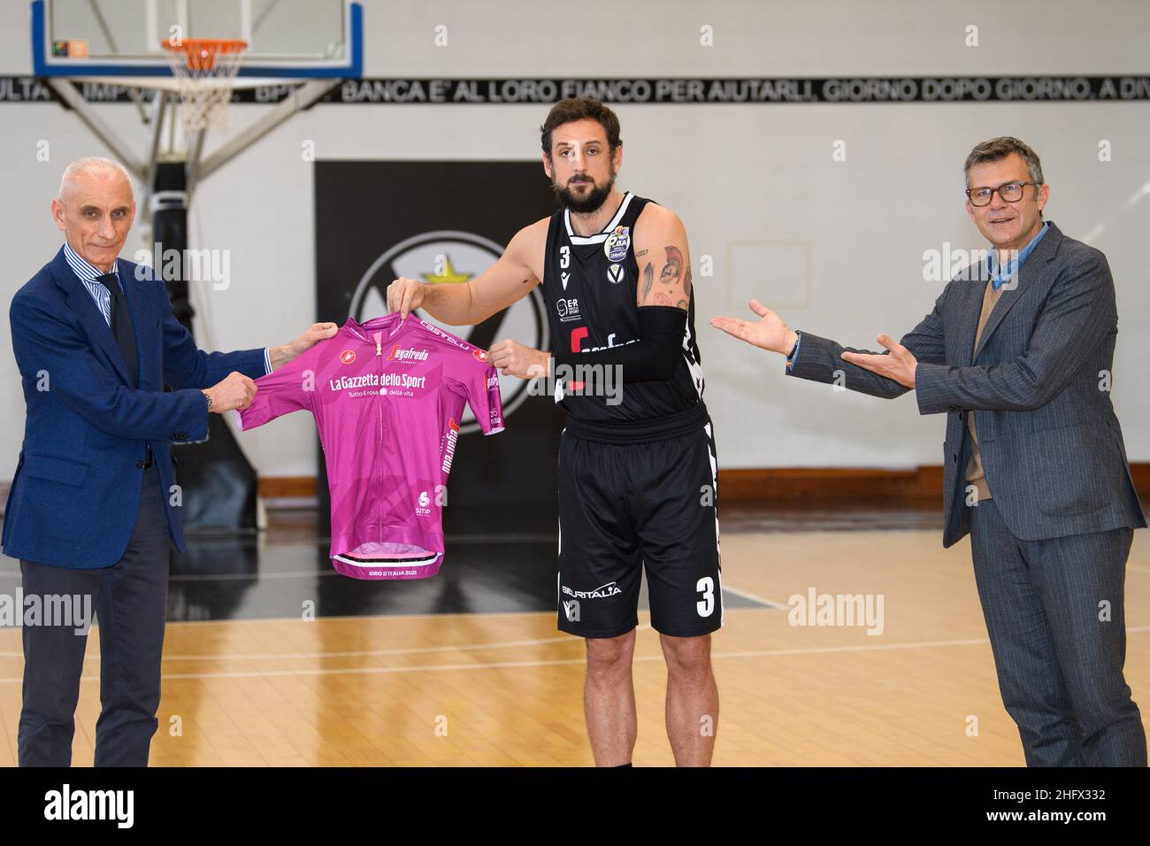 Massimo Paolone/Lapresse 30 mars 2021 Bologna, Italie panier sport Virtus Bologna - LBA Serie A UnipolSai Segafredo RCS renouvellement du partenariat pour le maillot de cyclamen du Giro d'Italia 2021 dans le pic: Luca Baraldi, Marco Belinelli, Paolo Bellino Banque D'Images