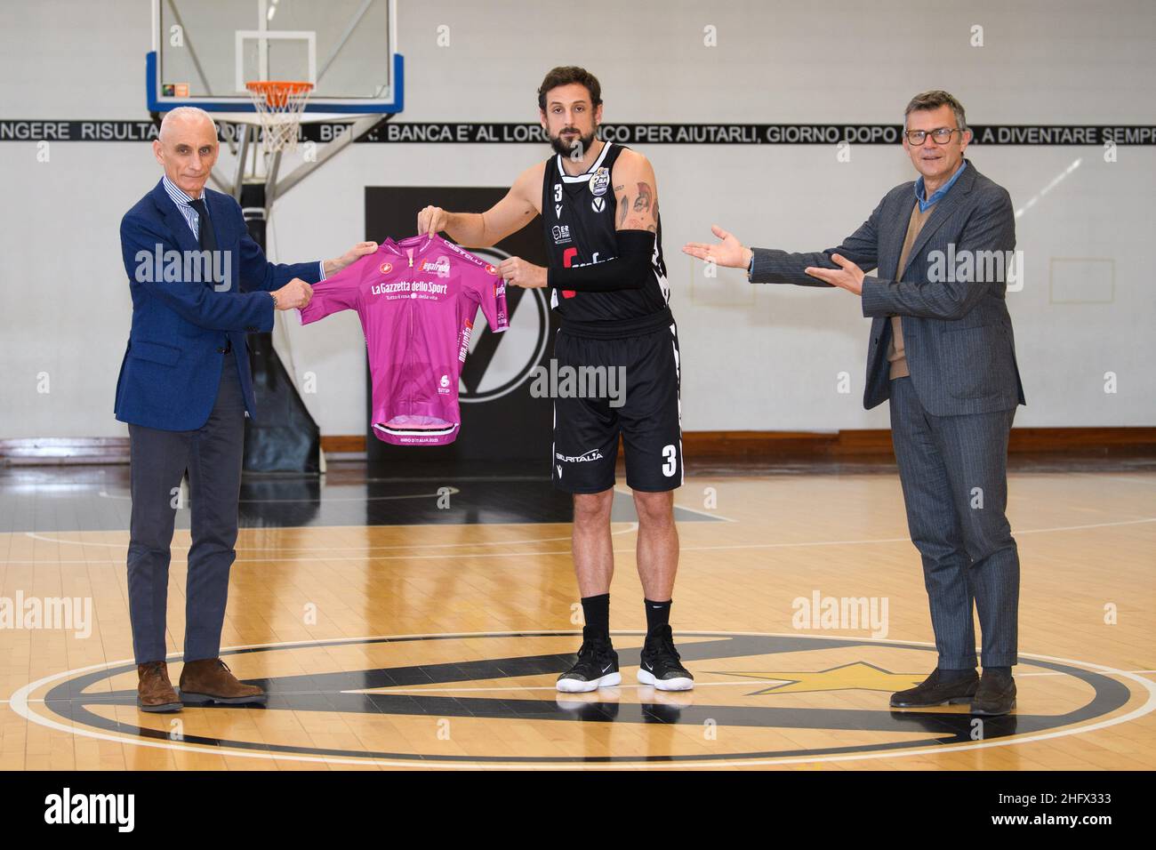 Massimo Paolone/Lapresse 30 mars 2021 Bologna, Italie panier sport Virtus Bologna - LBA Serie A UnipolSai Segafredo RCS renouvellement du partenariat pour le maillot de cyclamen du Giro d'Italia 2021 dans le pic: Luca Baraldi, Marco Belinelli, Paolo Bellino Banque D'Images