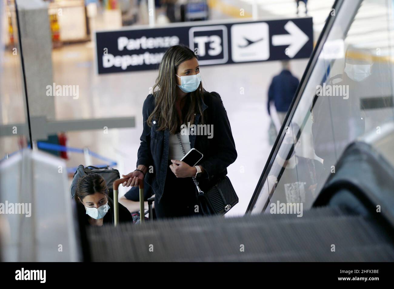 Foto Cecilia Fabiano/ Lapresse 01 avril 2021 Roma (Italia) Cronaca Voli in partenza nel periodo di Pasqua dall’Aeroporto di Fiumicino Nella foto:Passeggeri nell'aeroporto Leonardo Da Vinci photo Cecilia Fabiano/Lapresse 01 avril 2021 Rome (Italie) Actualités l'étrange cas de l'éclusage de l'Italie, où les voyages à l'étranger sont toujours autorisés dans le pic: Passagers à Leonardo da Vinci, aéroport Fiumicino Banque D'Images