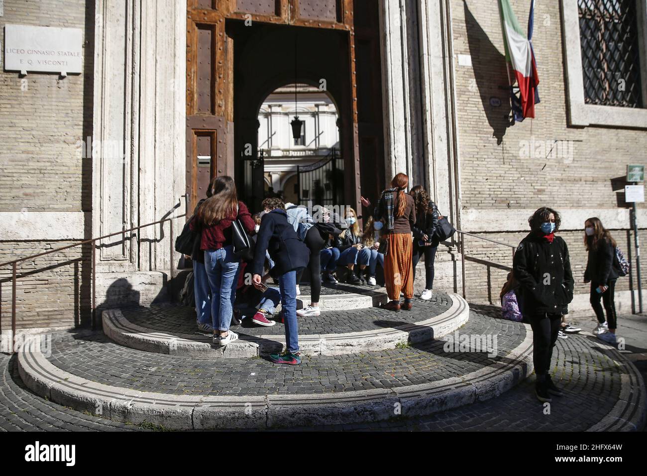 Foto Cecilia Fabiano/ Lapresse 07 Aprile 2021 Roma (Italia) Cronaca : Riapertura scuole dopo Pasqua Nella foto : l&#x2019;entrata del liceo Ennio Quirino Visconti 07 avril 2021 Roma (Italy) News : réouverture de l'école au pic : l'entrée du lycée Ennio Quirino Visconti Banque D'Images