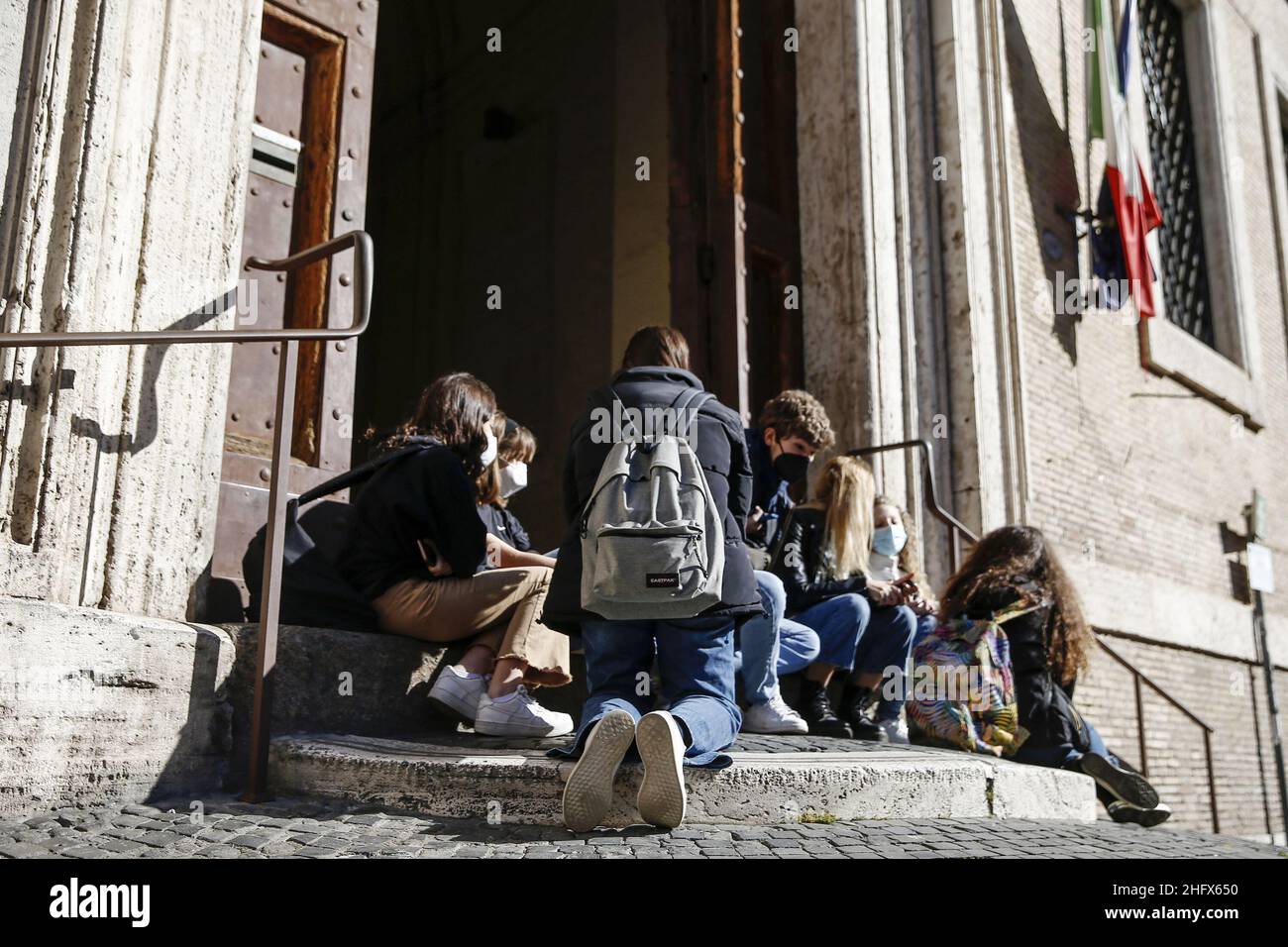 Foto Cecilia Fabiano/ Lapresse 07 Aprile 2021 Roma (Italia) Cronaca : Riapertura scuole dopo Pasqua Nella foto : l&#x2019;entrata del liceo Ennio Quirino Visconti 07 avril 2021 Roma (Italy) News : réouverture de l'école au pic : l'entrée du lycée Ennio Quirino Visconti Banque D'Images