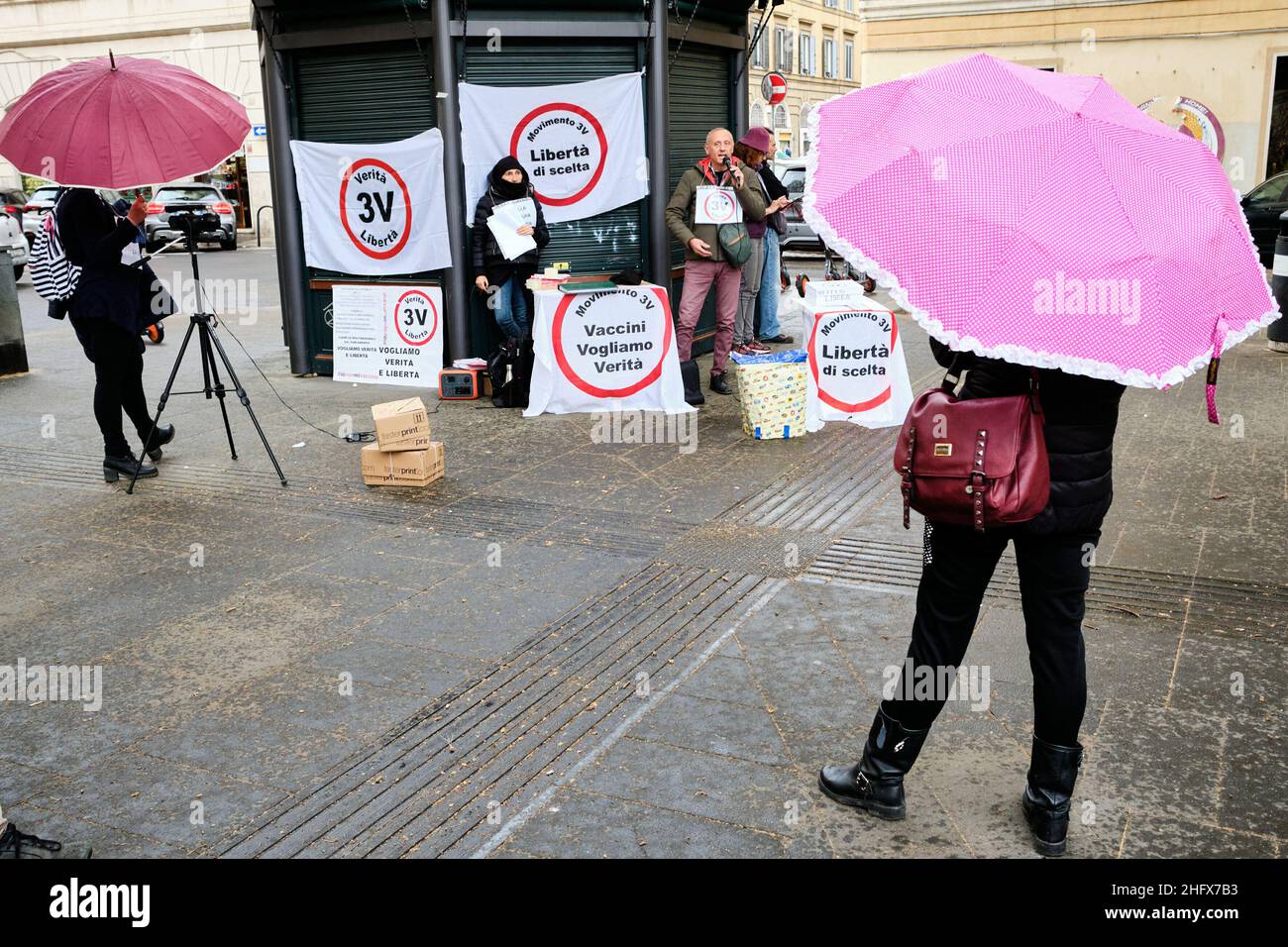 Mauro Scrobogna /Lapresse 10 avril 2021 Rome, Italie Actualités mouvement 3V - initiative # ioNonMiVaccinioPerchè dans la photo: Rencontre avec les citoyens sur la Piazza Testaccio du mouvement 3V pour illustrer les initiatives du parti qui se présentera aux prochaines élections municipales Banque D'Images