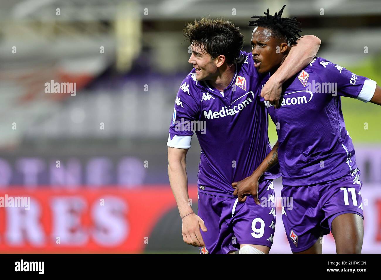 Lapresse - Jennifer Lorenzini 11 avril 2021 Firenze (Italie) Sport Soccer Fiorentina - Atalanta Italian football Championship League A TIM 2020/ 2021 - 'Artemio Franchi' Stadium in the pic: Dusan Vlahovic, Christian Kouamecelebrates après avoir obtenu le but 2-2 Banque D'Images