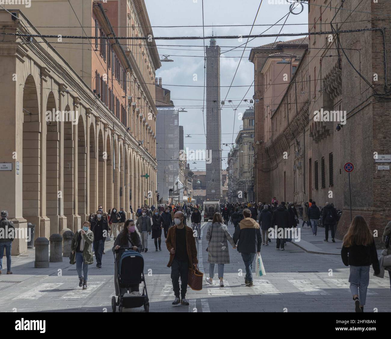 Guido Calamosca/Lapresse 17 avril 2021 Bologna, Italie Actualités Vieille ville bondée de personnes dans le pic: Via Ugo Bassi et la tour Asinelli Banque D'Images