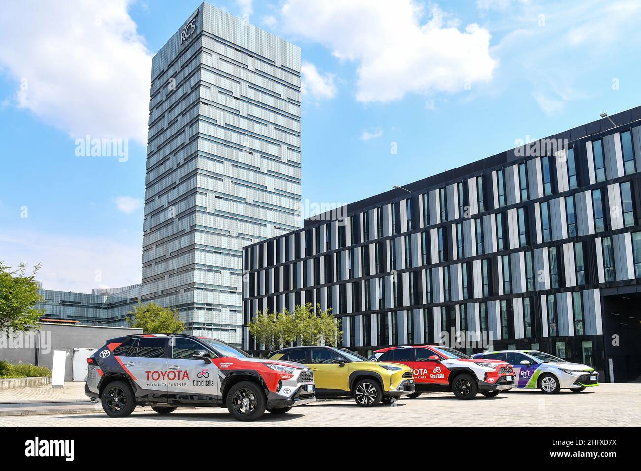 GIAN Mattia d'Alberto - Lapresse 2021-04-21 Milan, Italie Sport Toyota a renouvelé un contrat majeur avec RCS Sport, organisateur du prestigieux Giro d'Italia, qui approche maintenant son édition 104th. Dans la photo: RAV4 hybride, Corolla hybride Touring Sports, Yaris Cross hybride Banque D'Images