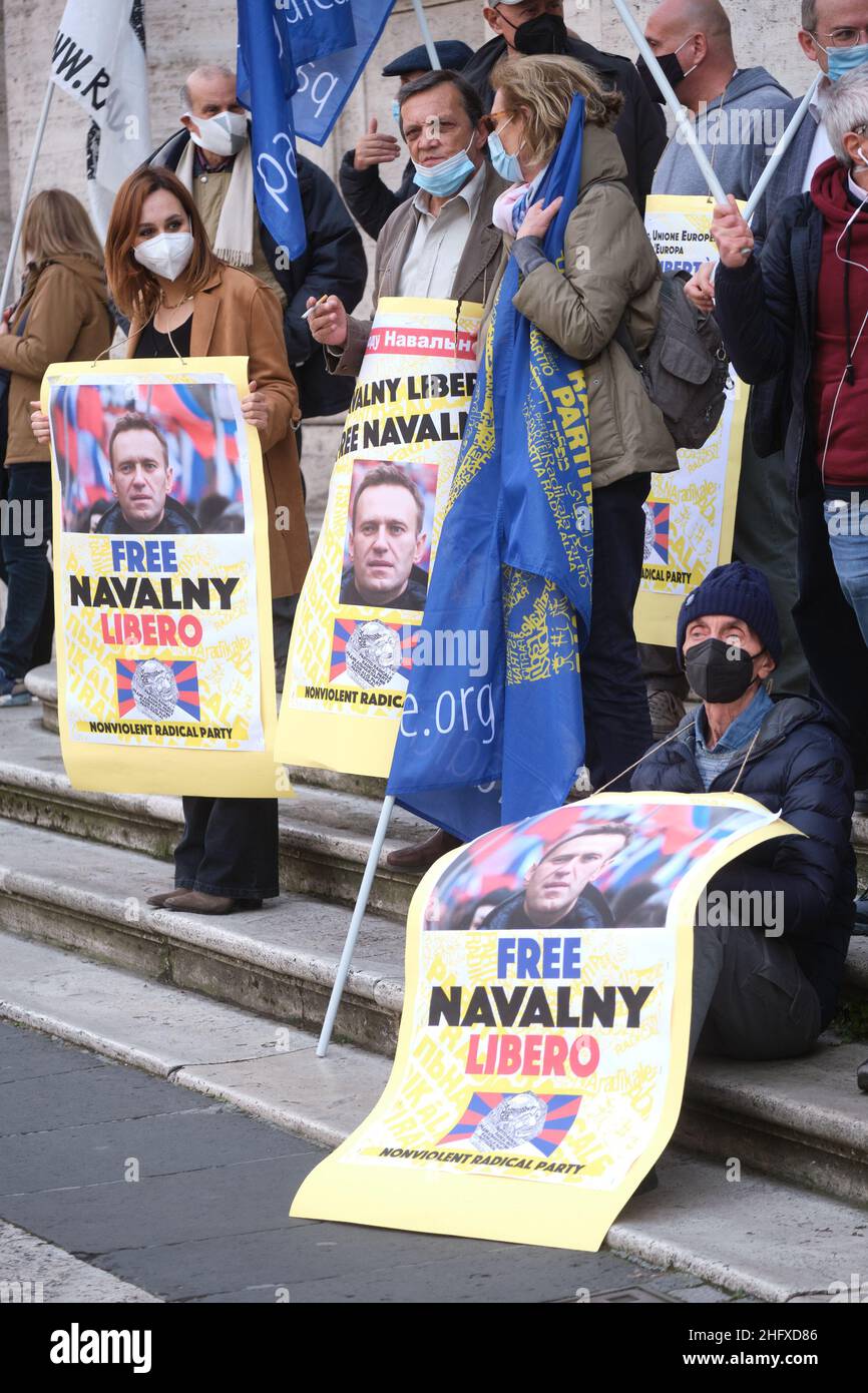 Mauro Scrobogna /Lapresse 21 avril 2021 Rome, Italie Actualités Navalny - assis dans le parti radical dans la photo: Moments du sit-in organisé par le parti radical pour demander la libération du dissident russe Alexei Navalny Banque D'Images