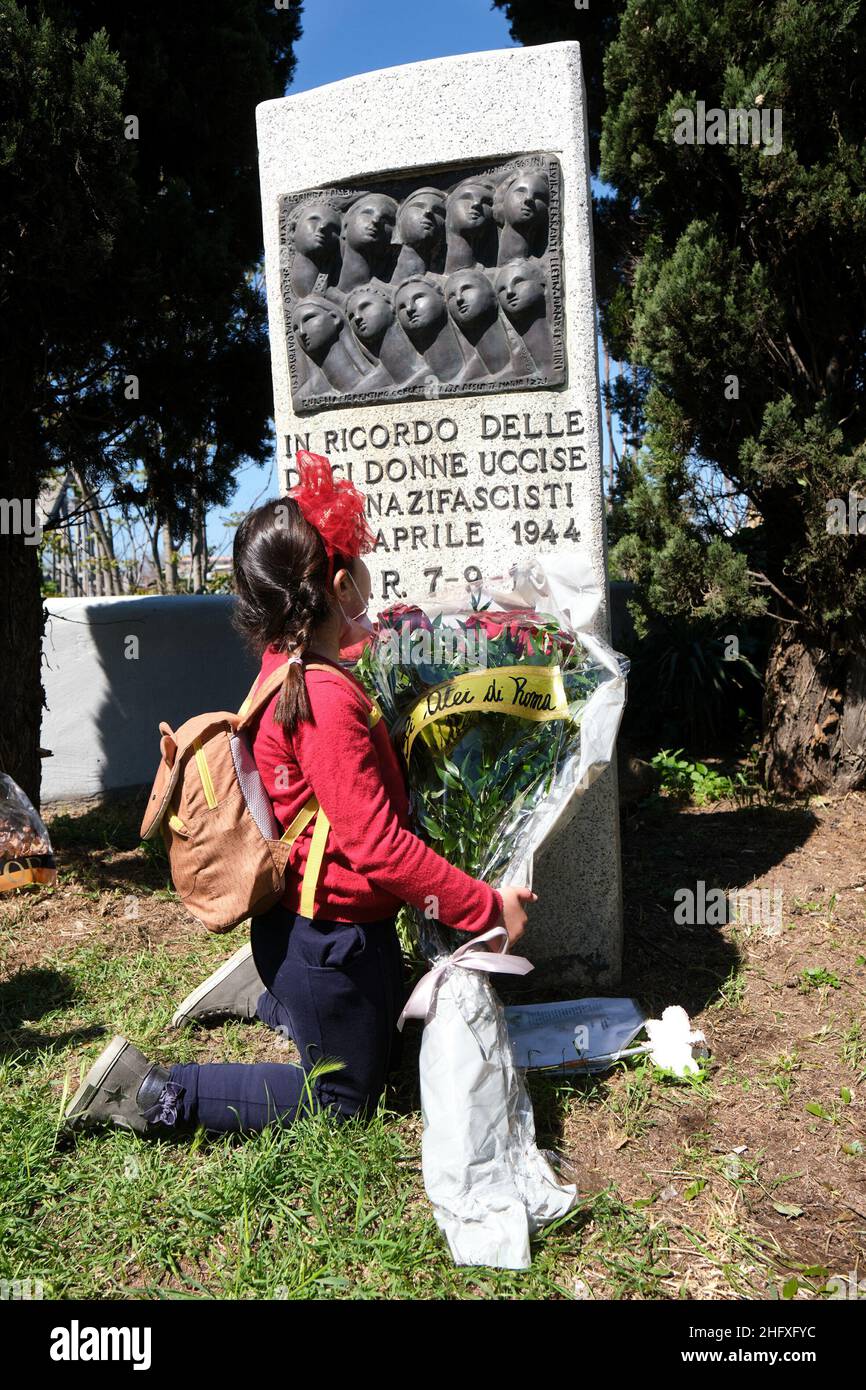 Mauro Scrobogna /Lapresse 25 avril 2021 et#xA0; Rome, Italie Actualités 25 avril, Journée de la libération dans la photo : dépôt d'un bouquet de fleurs au Ponte di Ferro, symbole de la résistance romaine Banque D'Images