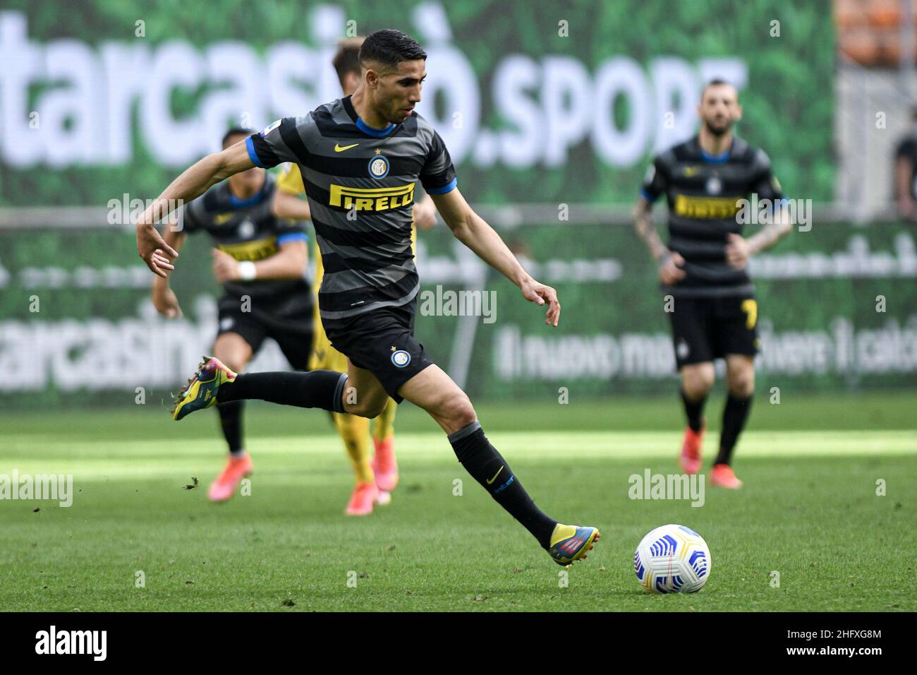 Foto Piero Cruciatti / Lapresse 25/04/21 - Milano, Italia Sport, Calcio Inter contre Hellas Verona - Campionato italiano di calcio série A TIM 2020-2021 - San Siro Nella foto:Achraf Hakimi aide Foto Piero Cruciatti / Lapresse 25/04/21 - Milan, Italie Sport, Soccer Inter vs Hellas Verona - Ligue italienne de championnat de football A Tim 2020 2021 sur la photo: Achraf Hakimi aide Banque D'Images