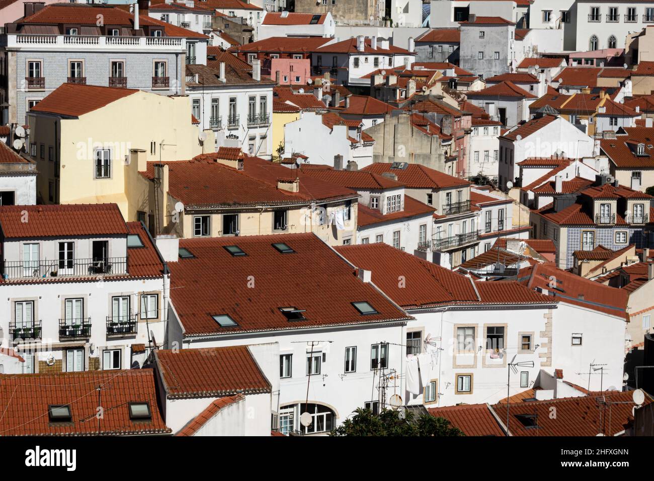 Vue de Miradouro do sol sur les toits du quartier d'Alfama avec ses bâtiments traditionnels et ses rues étroites sur la colline de Lisbonne Banque D'Images