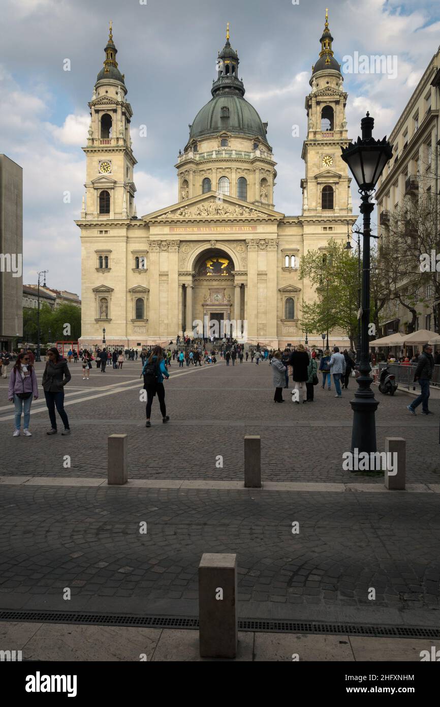 Basilique Saint-Étienne sur une place bondée, Budapest, Hongrie Banque D'Images