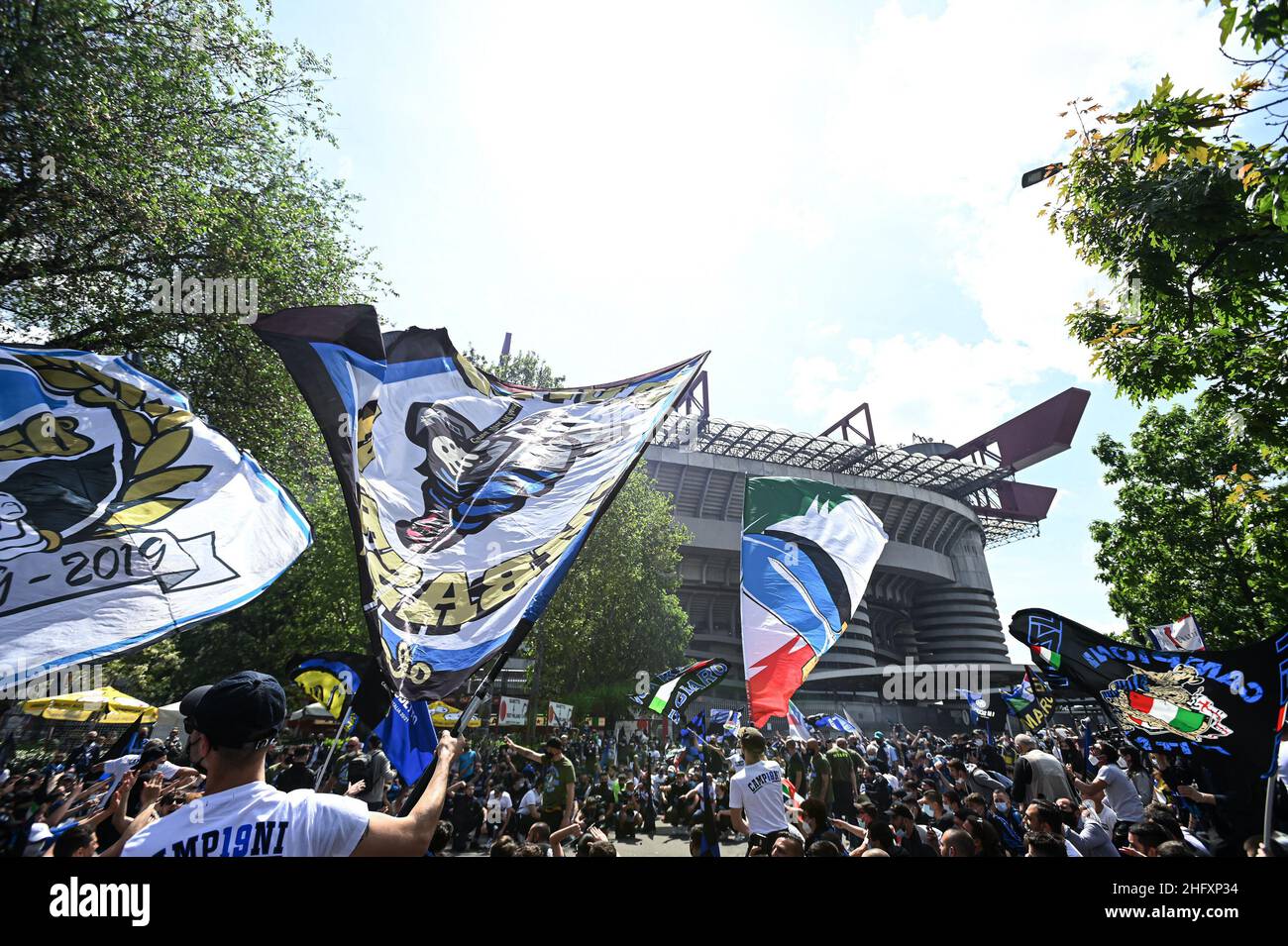 Foto Piero Cruciatti / Lapresse 08/05/2021 - Milano, Italia Sport Calcio Inter vs Sampdoria - Campionato italiano di calcio série A TIM 2020-2021 - San Siro Stadium Nella foto:tifosi interisti fuori dallo stadio, raduno consentito a 3mila tifosi per salutare l&#x2019;Inter campione d&#x2019;Italia Foto Piero Cruciatti / Lapresse 08 mai 2021 - Milan, Italie Sport Soccer Inter vs Sampdoria - Championnat italien de football 2020-2021 au stade Meazza se rassemblent à l'extérieur du stade de football Banque D'Images