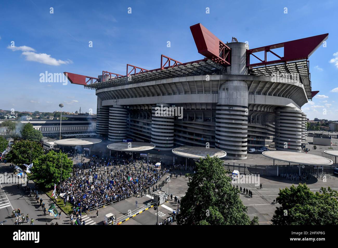 Foto Claudio Furlan/Lapresse 08/05/2021 - Milano, Italia Sport Calcio Inter vs Sampdoria - Campionato italiano di calcio série A TIM 2020-2021 - San Siro Stadium Nella foto:tifosi interisti fuori dallo stadio, raduno consentito a 3mila tifosi per salutare l&#x2019;Inter campione d&#x2019;Italia Foto Claudio Furlan/Lapresse 08 mai 2021 - Milan, Italie Sport Soccer Inter vs Sampdoria - Championnat italien de football 2020-2021 au stade Meazza sur la photo :Les fans d'Inter se réunissent pour accueillir l'équipe au Stadio Giuseppe Meazza pour le match d'aujourd'hui et#x2019;s contre Sampdoria et pour célébrer leur Scudetto Banque D'Images